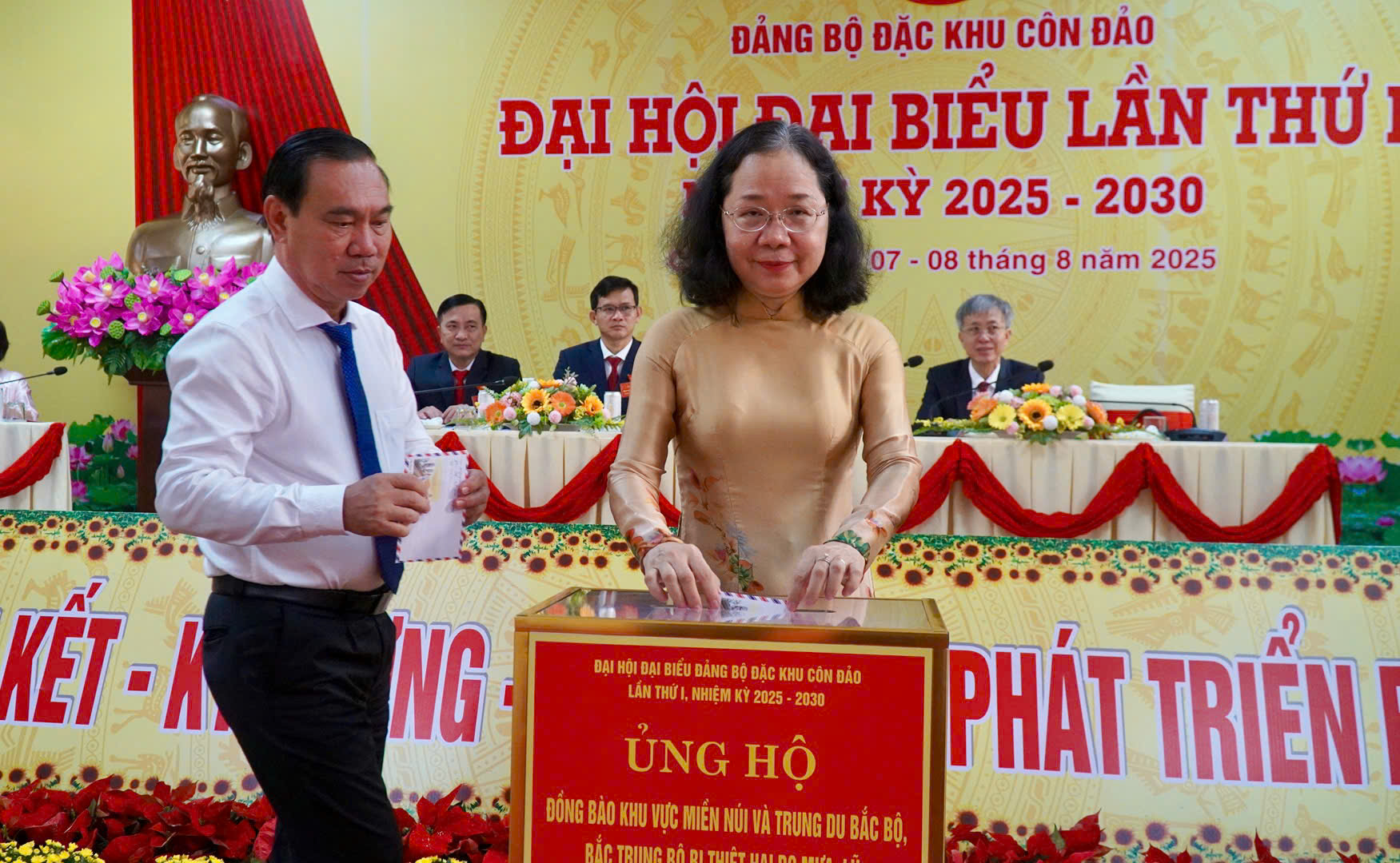 Các đại biểu tham dự đại hội ủng hộ đồng bào miền núi và trung du bắc bộ, bắc trung bộ bị thiệt hại do mưa lũ