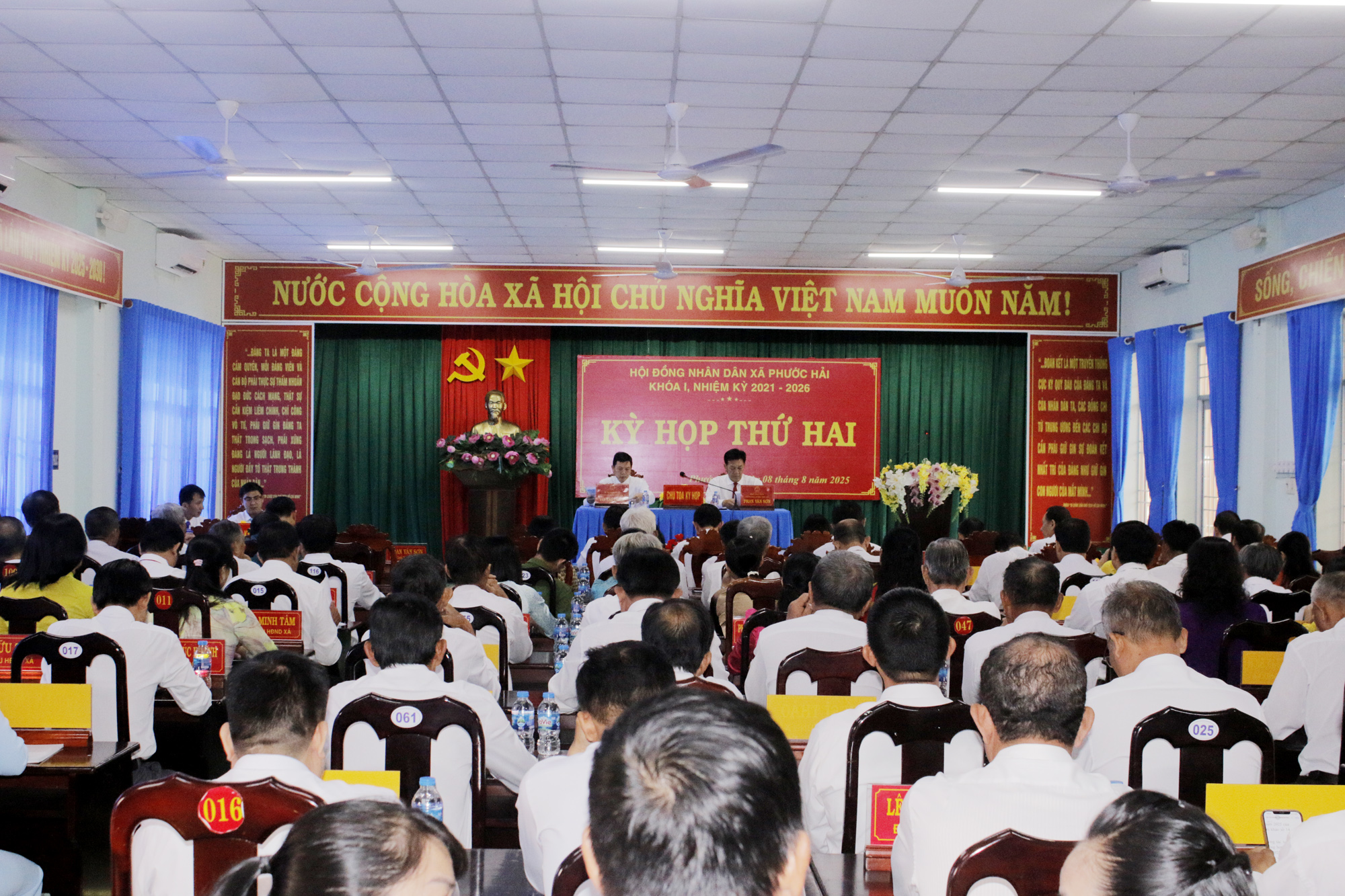 Toàn cảnh kỳ họp.