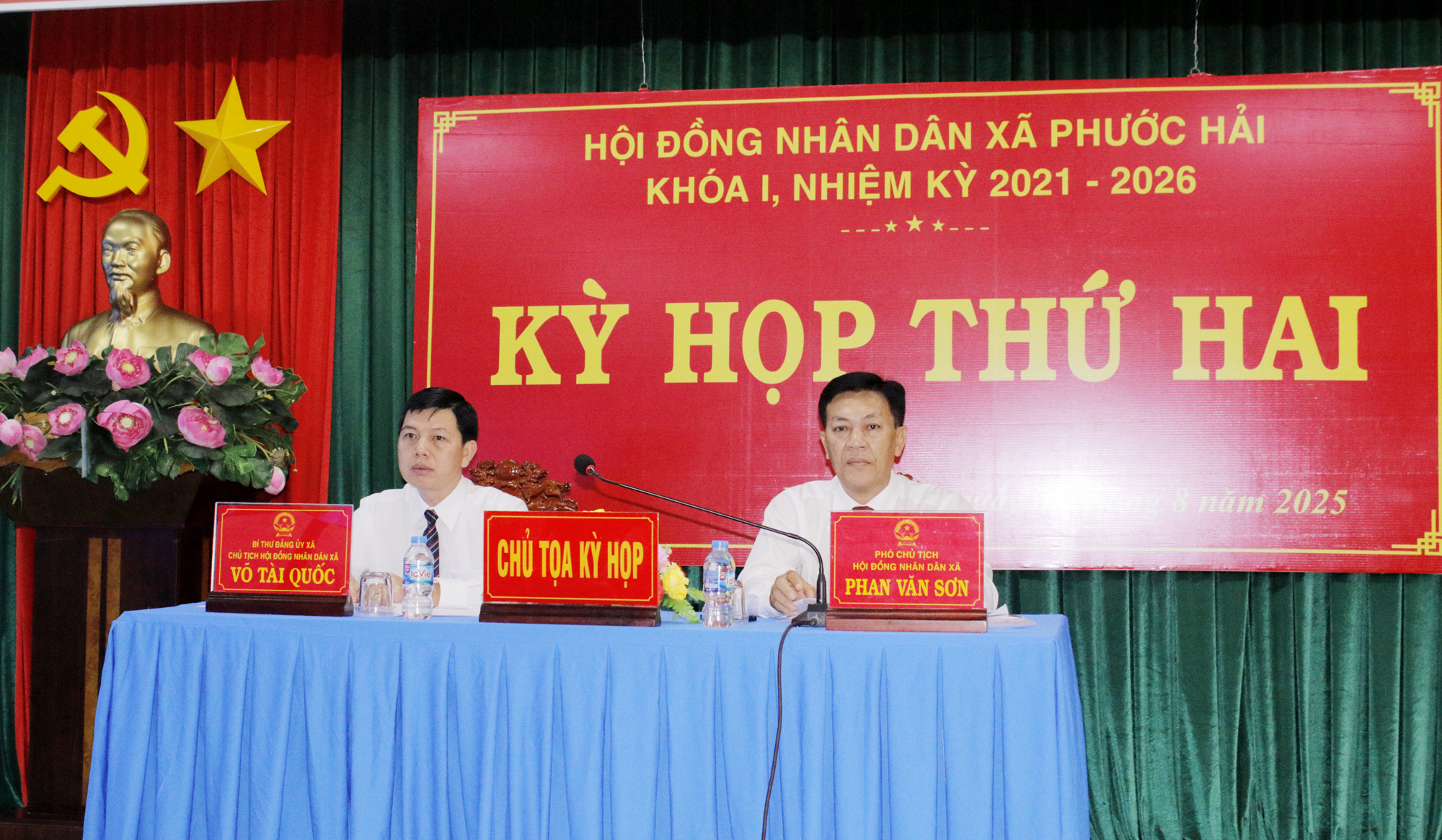 Ông Võ Tài Quốc, Bí thư Đảng ủy, Chủ tịch HĐND xã Phước Hải; ông Phan Văn Sơn, Phó Chủ tịch HĐND xã chủ trì kỳ họp.