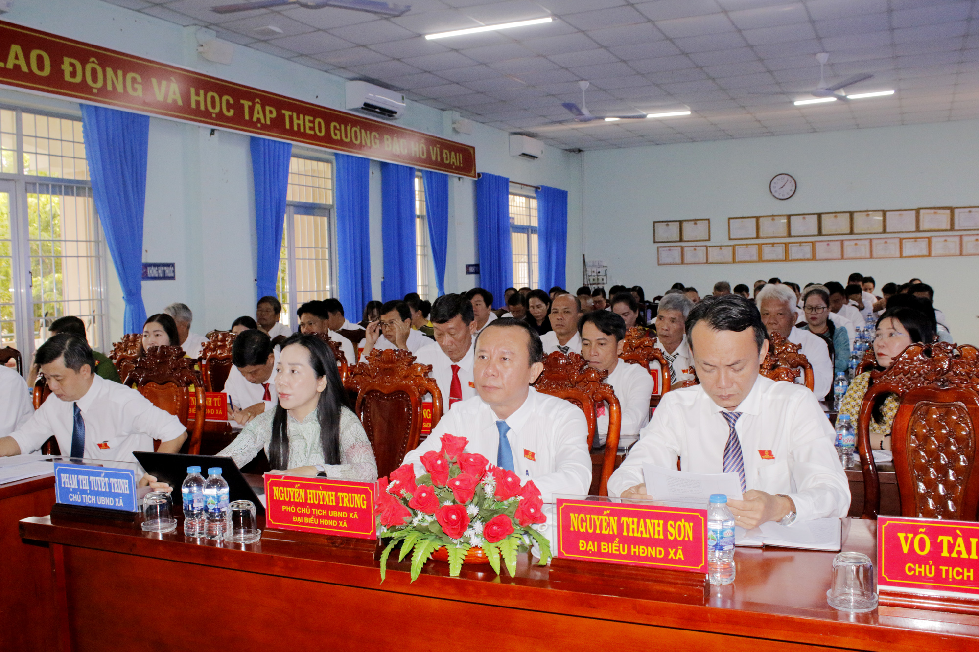 Các đại biểu tham dự kỳ họp.