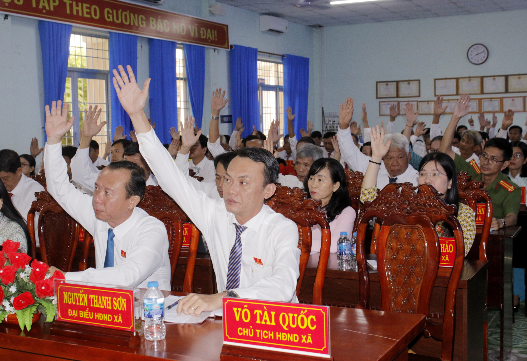 Các đại biểu biểu quyết thông qua các nghị quyết tại kỳ họp.