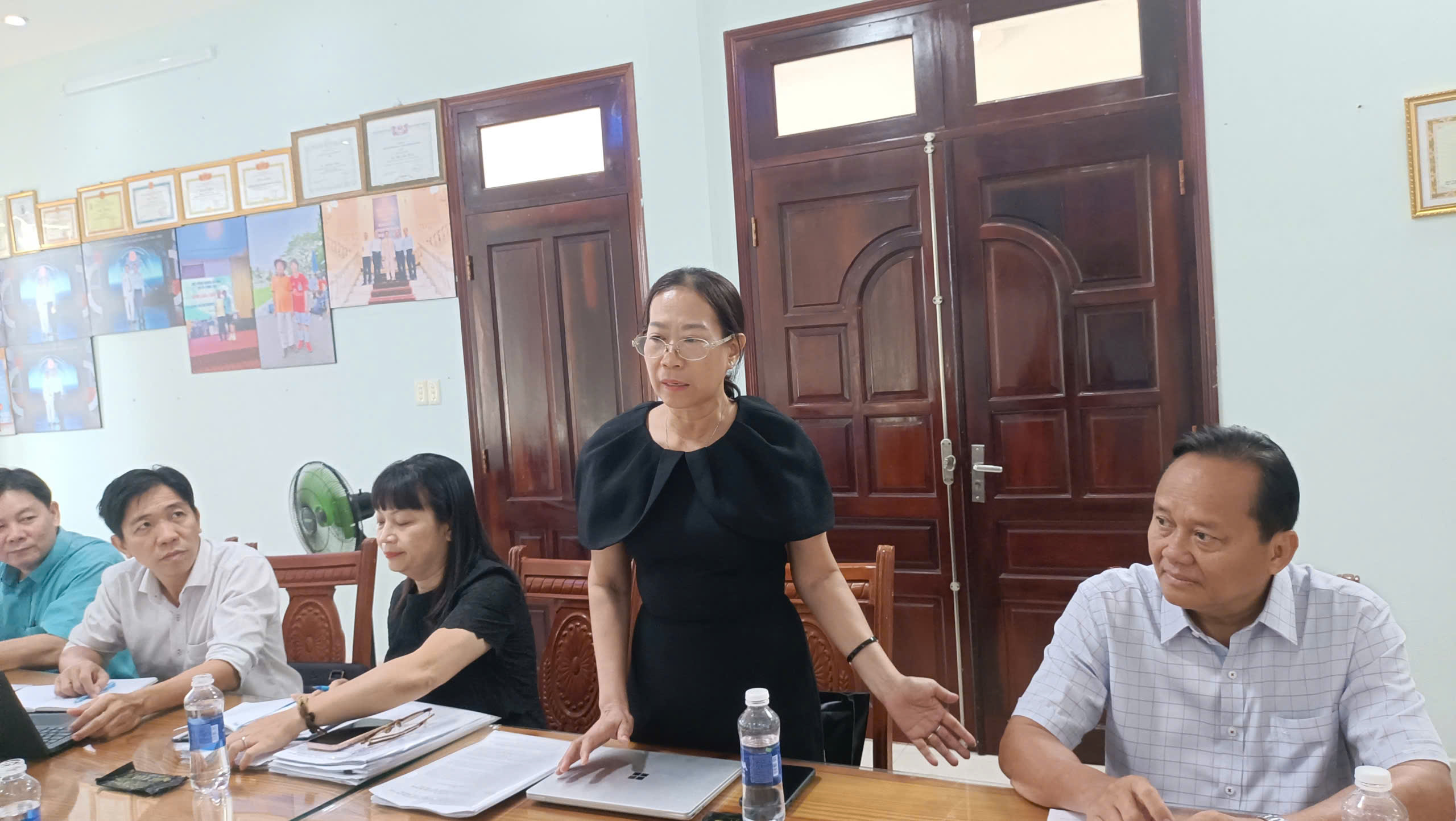 Bà Võ Thị Mộng Thu, Chi cục trưởng Chi cục Thủy sản và Kiểm ngư TPBCM góp ý tại cuộc họp.