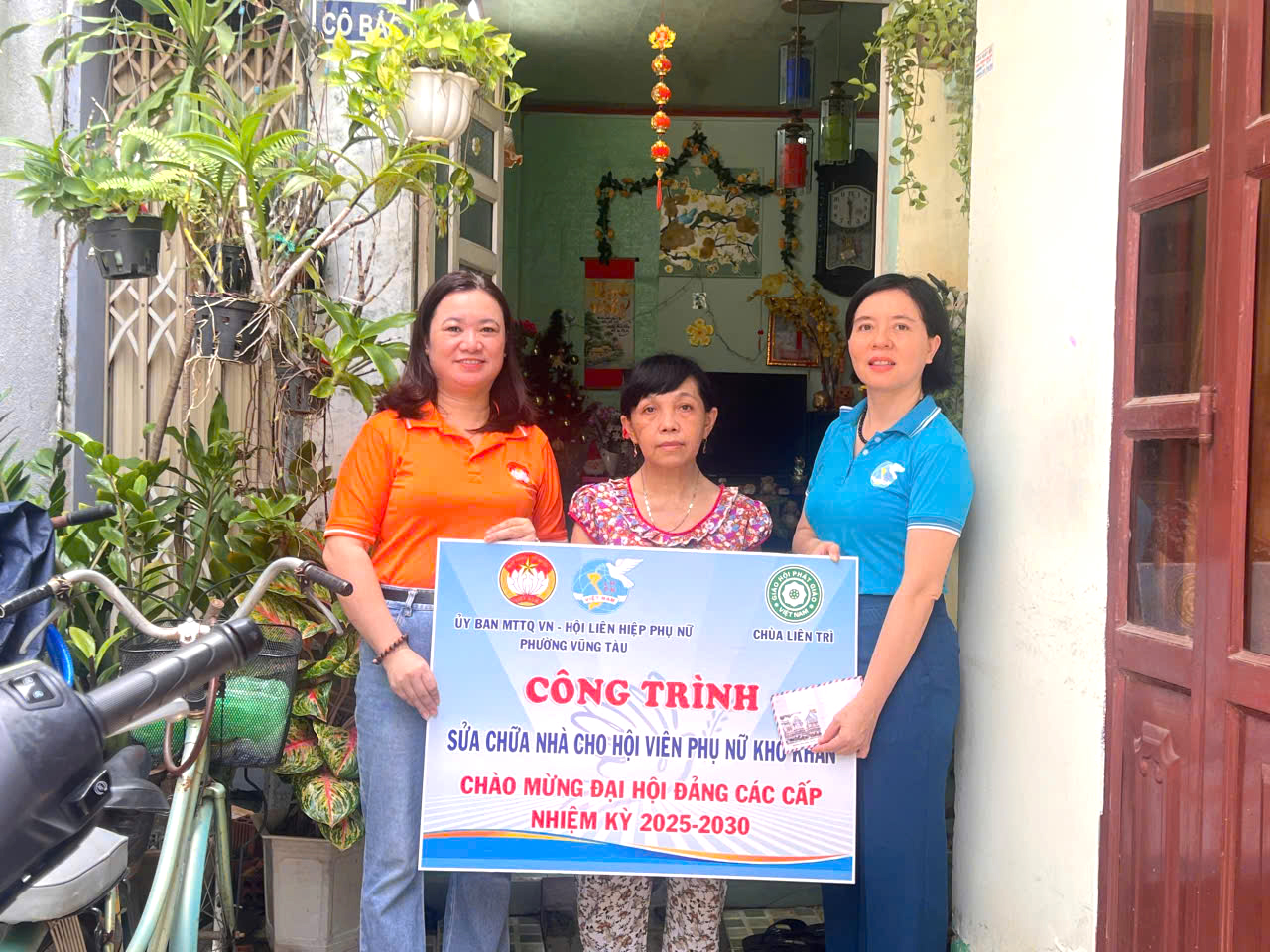 Ủy ban MTTQ Việt Nam phường Vũng Tàu, Hội Liên hiệp Phụ nữ phường và Chùa Liên trì thực hiện công trình sửa chữa nhà cho hội viên phụ nữ khó khăn. Đây là công trình chào mừng Đại hội các cấp nhiệm kỳ 2025 - 2030.