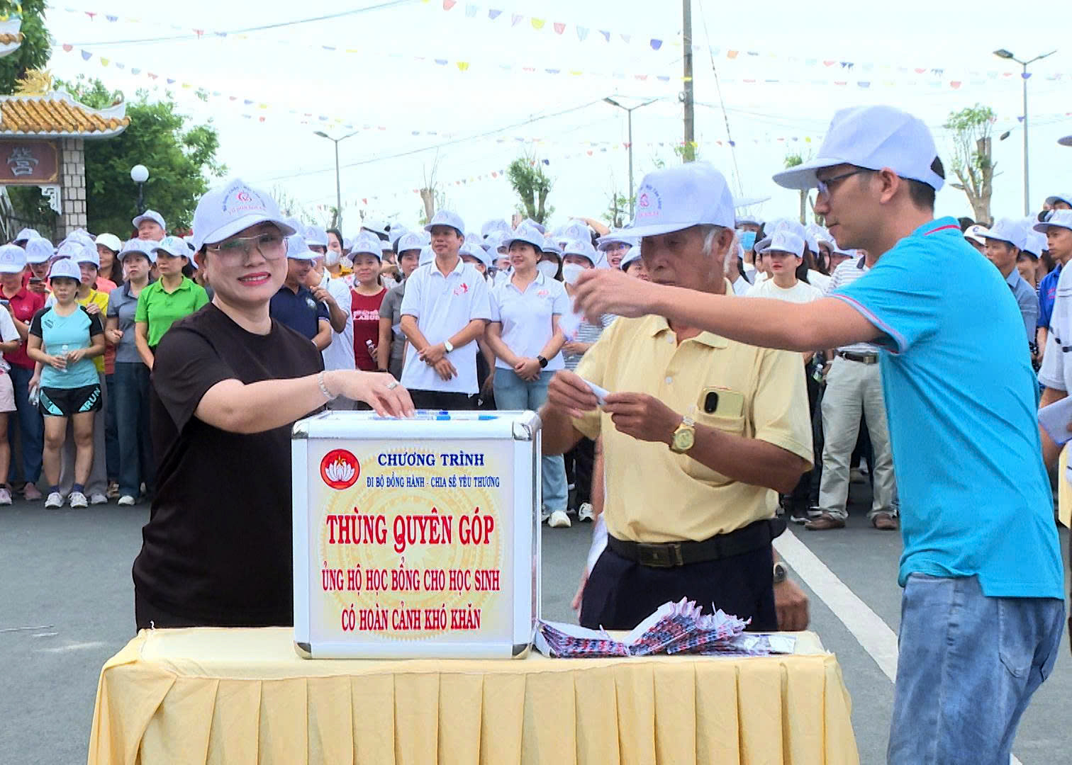 Các vận động viên tham gia đi bộ đồng hành tại chương trình ủng hộ quỹ học sinh nghèo.