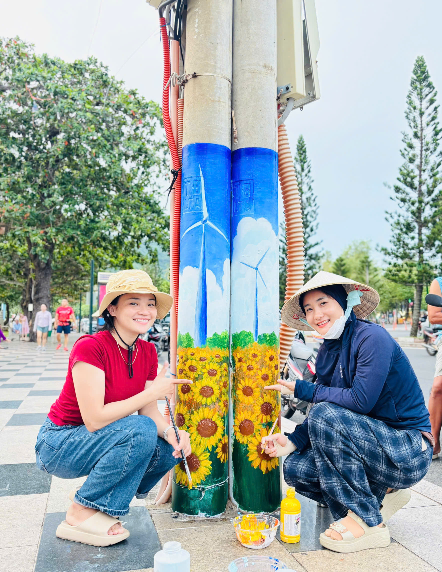 Đoàn viên thanh niên, tình nguyện viên vẽ hoa trang trí làm đẹp cột điện tại đường Hạ Long, phường Vũng Tàu.