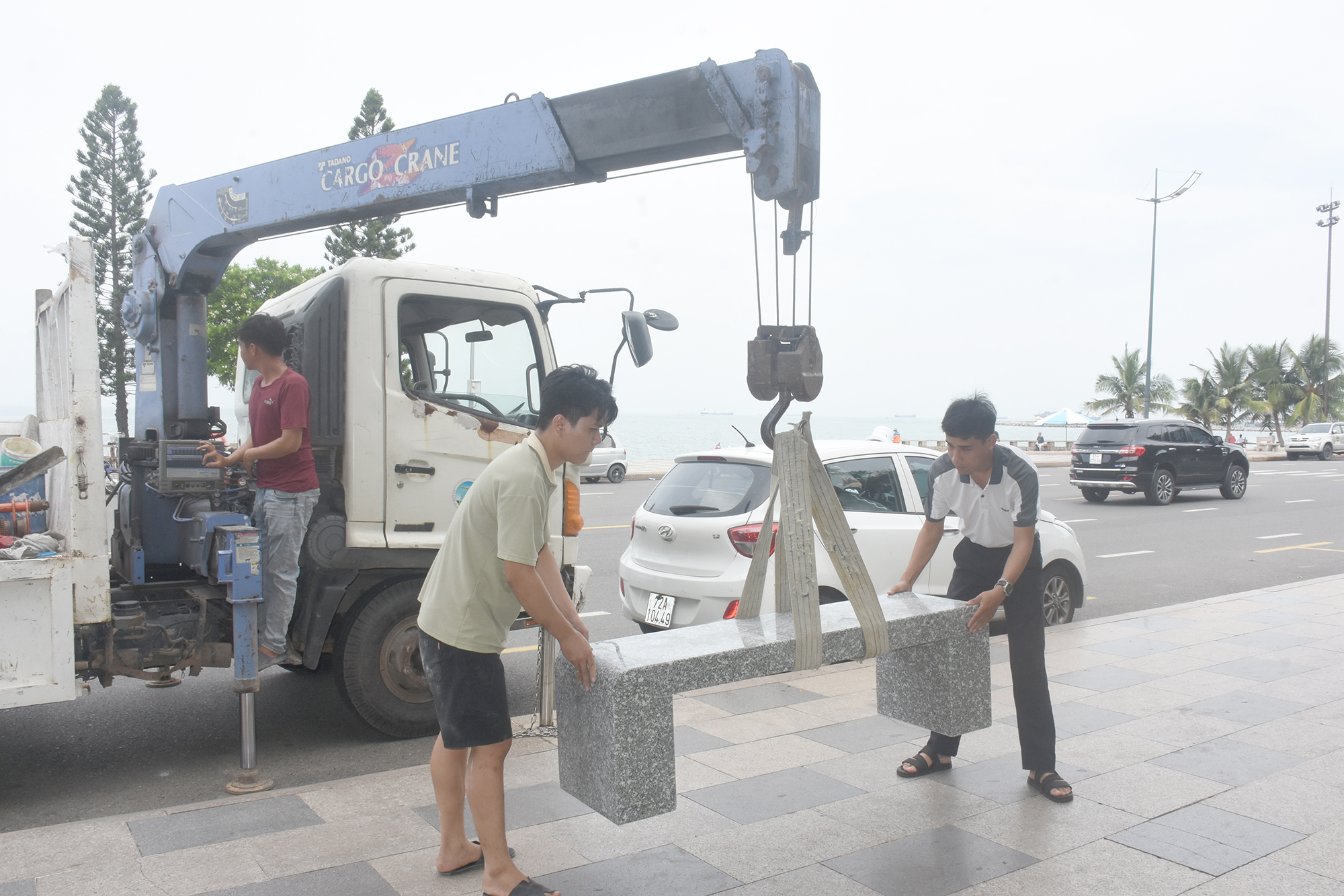 Phường Vũng Tàu đã vận động xã hội hóa 20 bộ ghế đá để lắp đặt tại các công viên, đài liệt sĩ... phục vụ người dân nghỉ chân, hóng mát, ngắm biển. Ảnh: QUANG VŨ