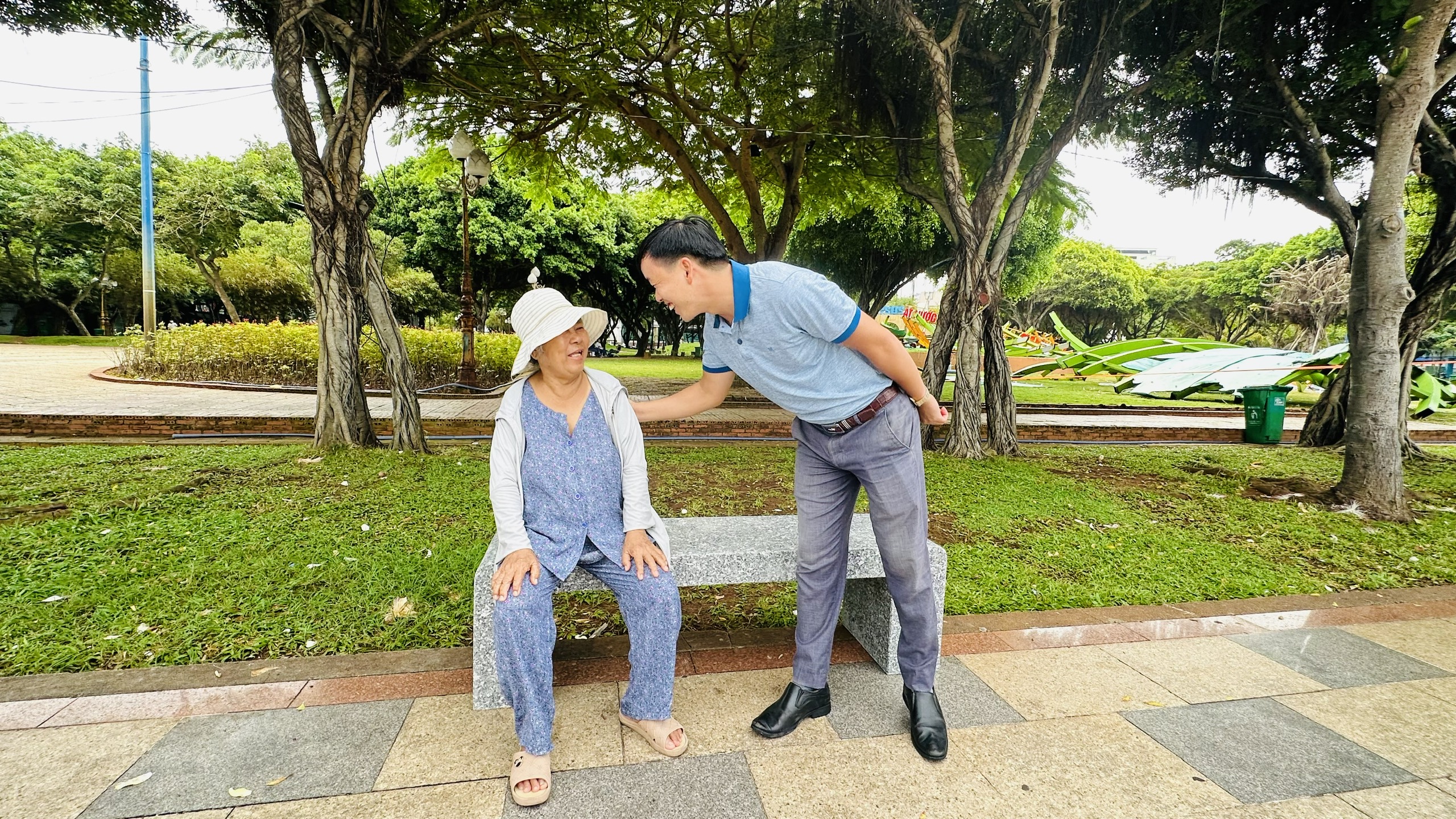 Ngay sau khi lắp đặt xong, người dân đã thích thú ngồi trên những chiếc ghế đá mới để ngắm biển. Ảnh: QUANG VŨ