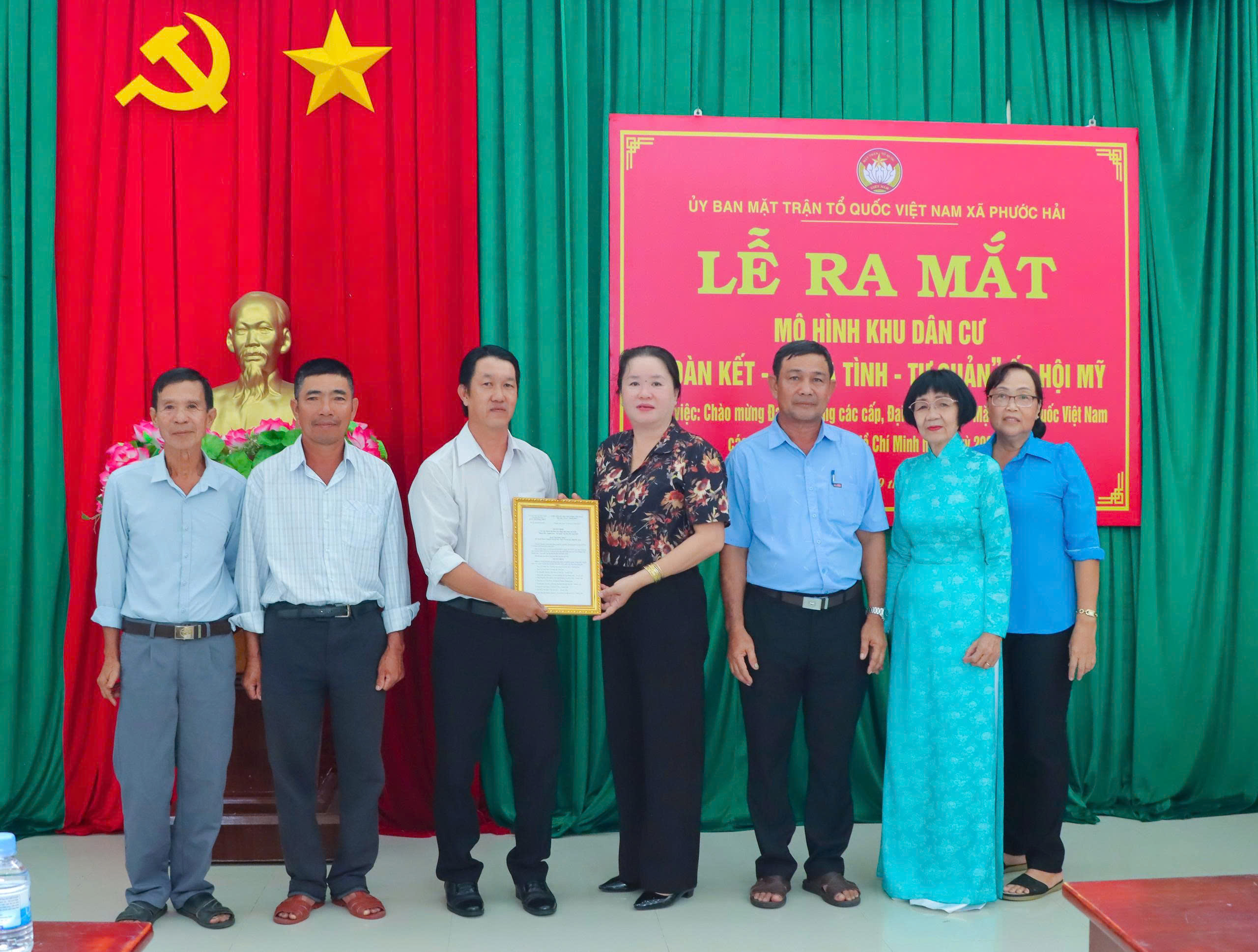 UBMTTQ Việt Nam xã Phước Hải trao quyết định thành lập Ban vận động thực hiện mô hình khu dân cư “Đoàn kết - Nghĩa tình - Tự quản” tại ấp Hội Mỹ.