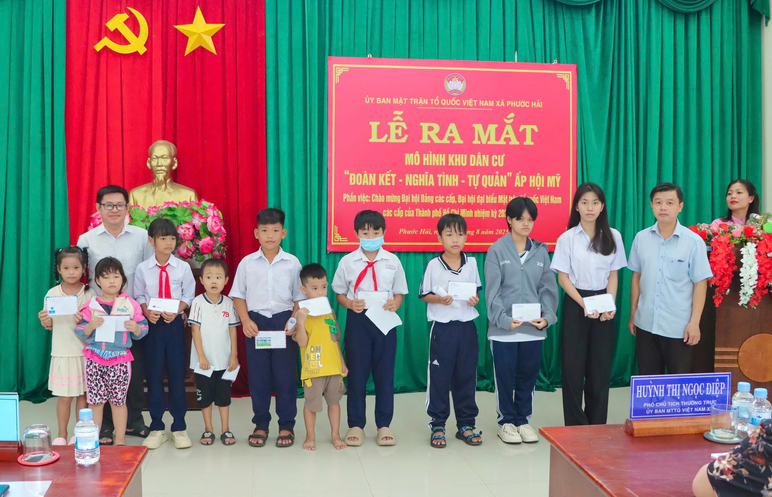 Ban ấp Hội Mỹ, xã Phước Hải trao quà cho các em học sinh có hoàn cảnh khó khăn trên địa bàn.