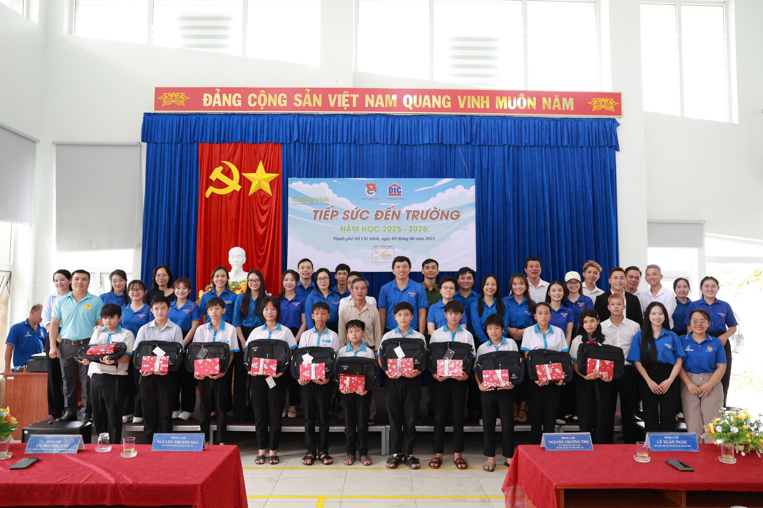 Các em học sinh nghèo nhận xe đạp và nhiều phần quà tiếp sức đến trường tại chương trình.