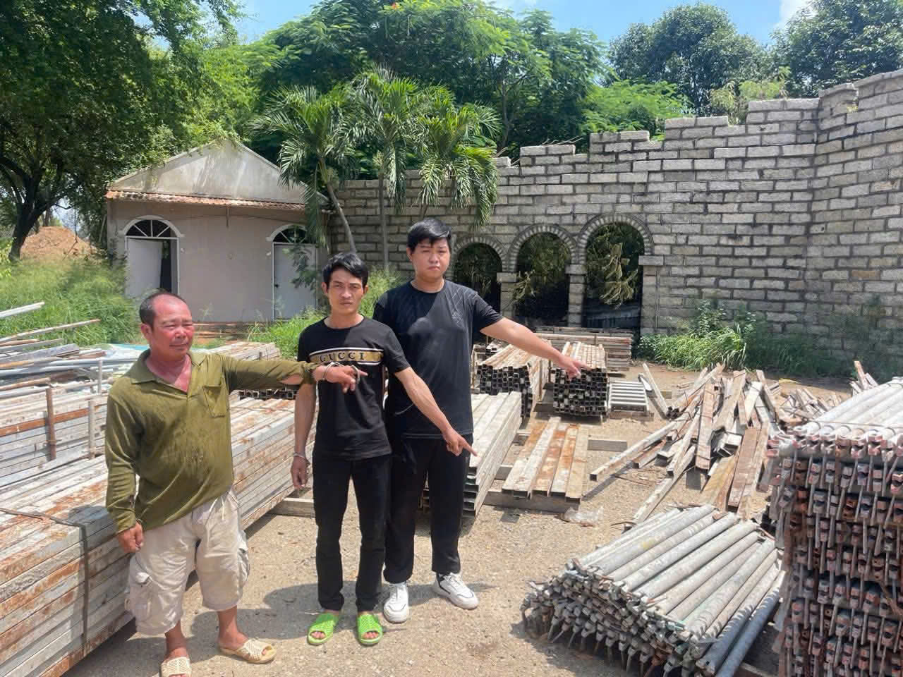 Các đối tượng tại hiện trường vụ án. 