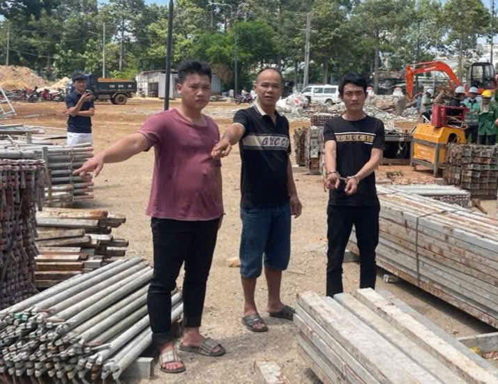Các đối tượng tại hiện trường vụ án. 