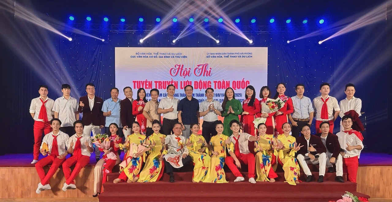 Đoàn Trung tâm Văn hóa Nghệ thuật Thể thao Bà Rịa-Vũng Tàu chụp ảnh lưu niệm tại hội thi.
