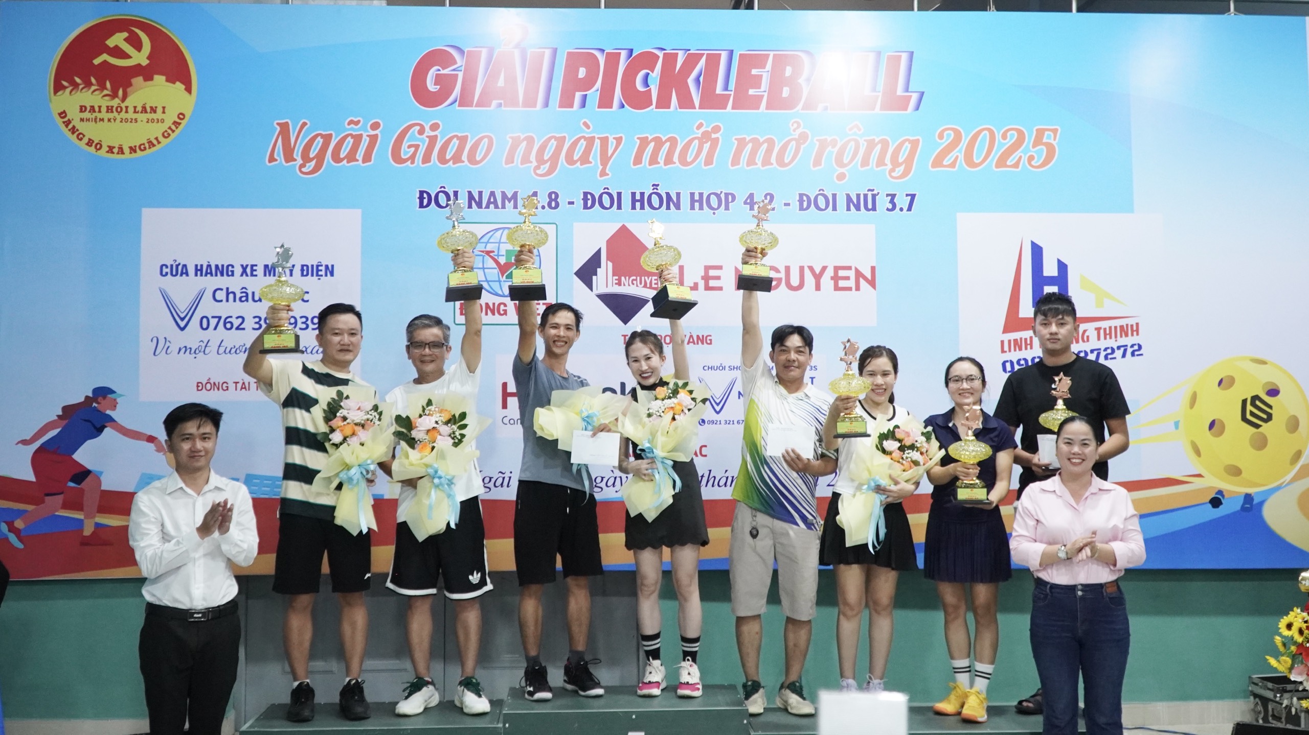 Ban tổ chức trao giải cho các cặp đôi có thành tích xuất sắc.