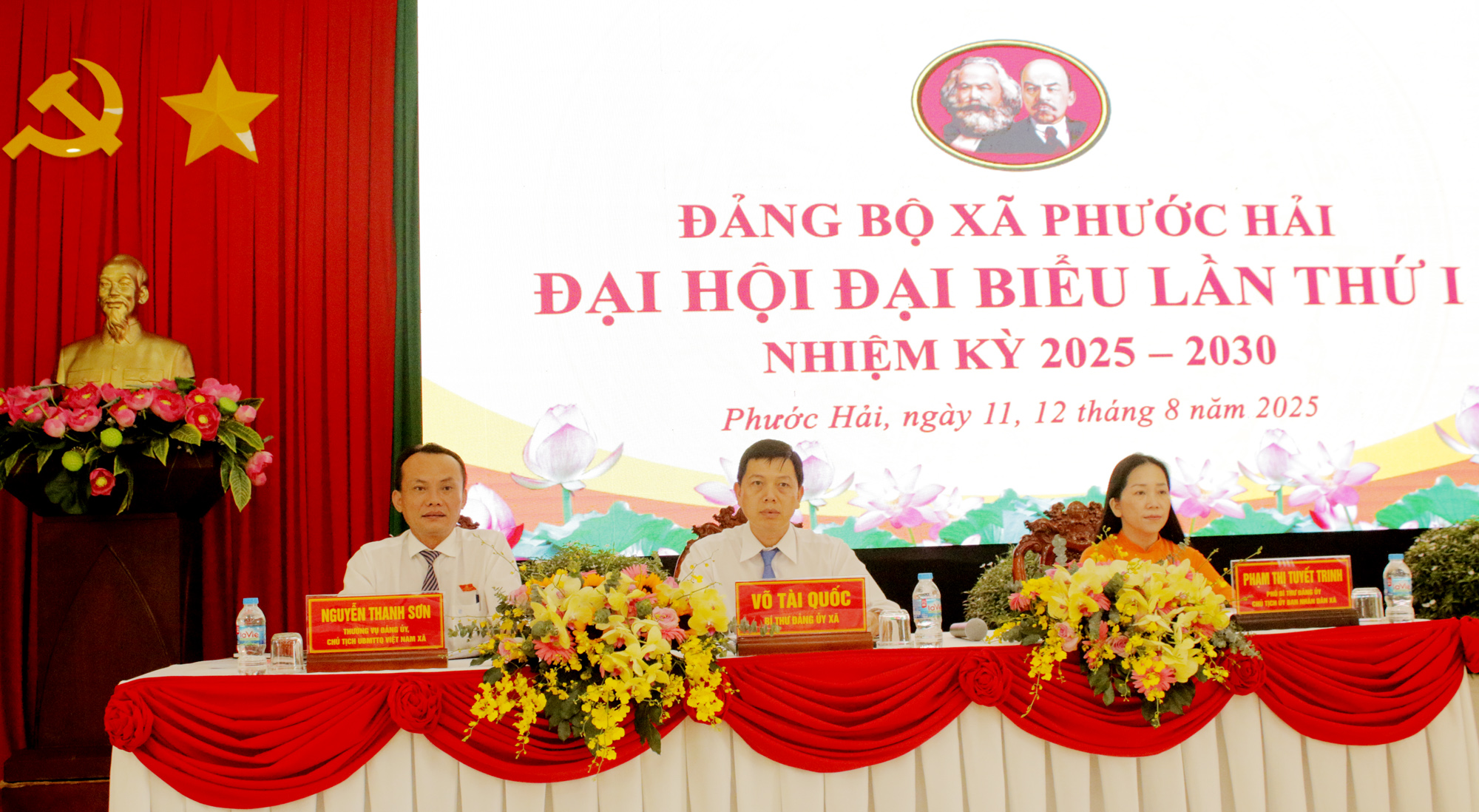 Chủ trì phiên trù bị đại hội.