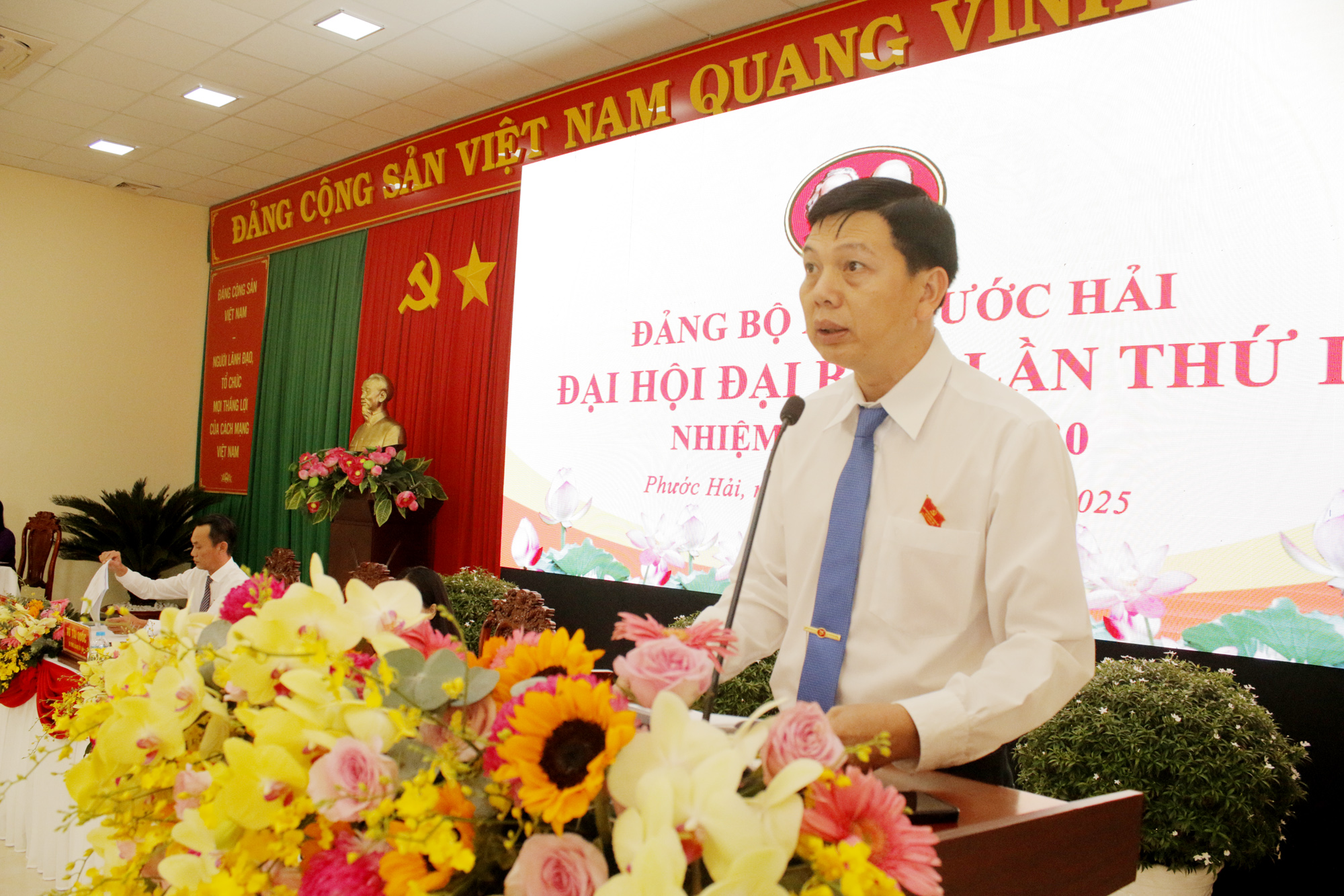 Ông Võ Tài Quốc, Bí thư Đảng ủy, Chủ tịch HĐND xã Phước Hải phát biểu khai mạc phiên trù bị.