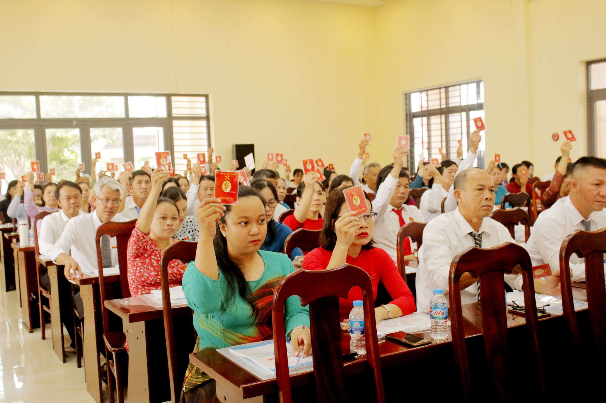 Các đại biểu tham gia biểu quyết bầu Đoàn Chủ tịch, Đoàn Thư ký Đại hội.