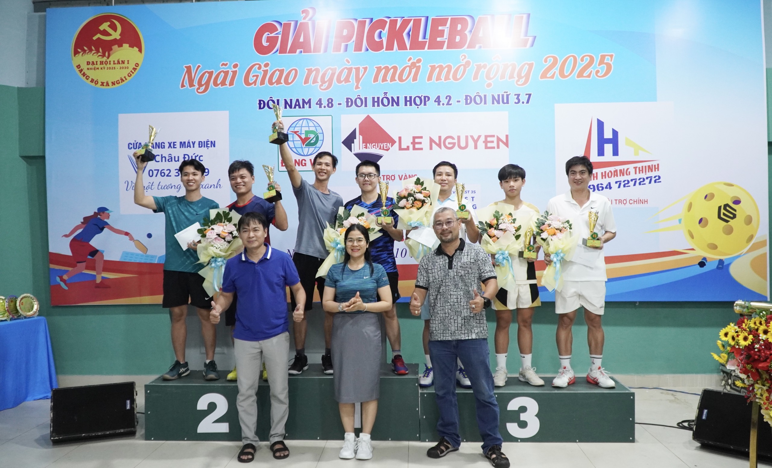 Lãnh đạo UBND xã Ngãi Giao (TPHCM) trao thưởng cho các cặp đôi có thành tích cao.