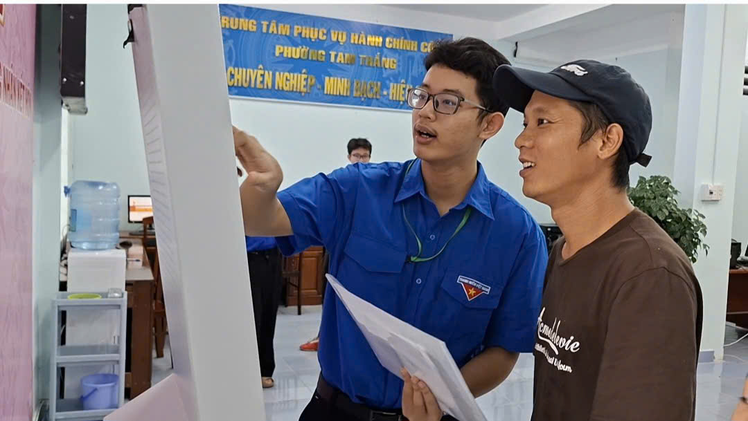 Đoàn viên, thanh niên hướng dẫn người dân sử dụng mô hình 