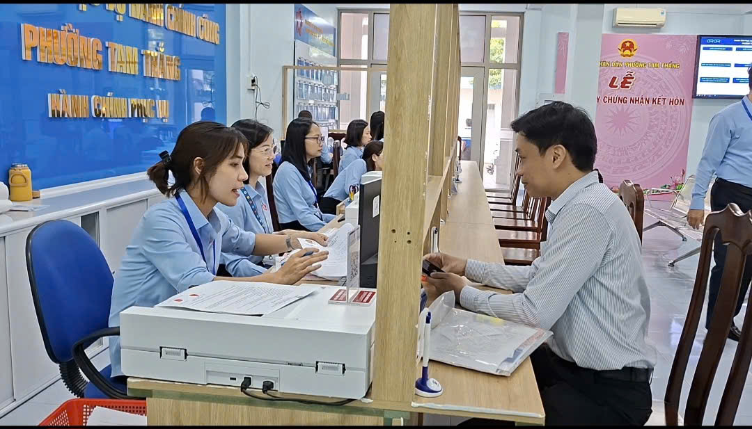 Người dân làm thủ tục hành chính tại Trung tâm phục vụ hành chính công phường Tam Thắng. Ảnh: MINH THANH