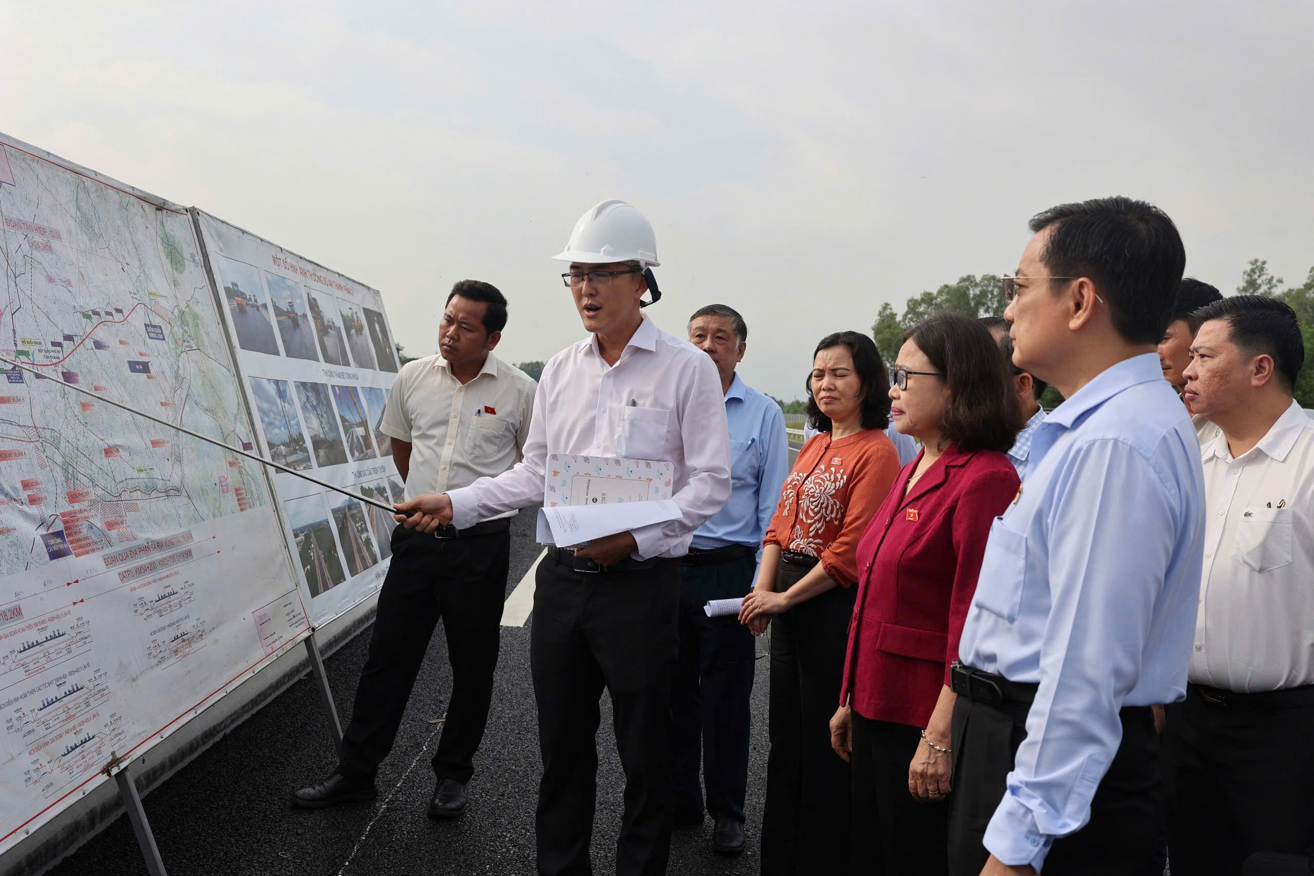 Ông Nguyễn Công Danh, Phó Giám đốc Ban Quản lý dự án Giao thông Khu vực và Chuyên ngành Nông nghiệp tỉnh Bà Rịa - Vũng Tàu báo cáo tiến độ dự án cao tốc Biên Hòa-Vũng Tàu với Đoàn Đại biểu Quốc hội TP.HCM.