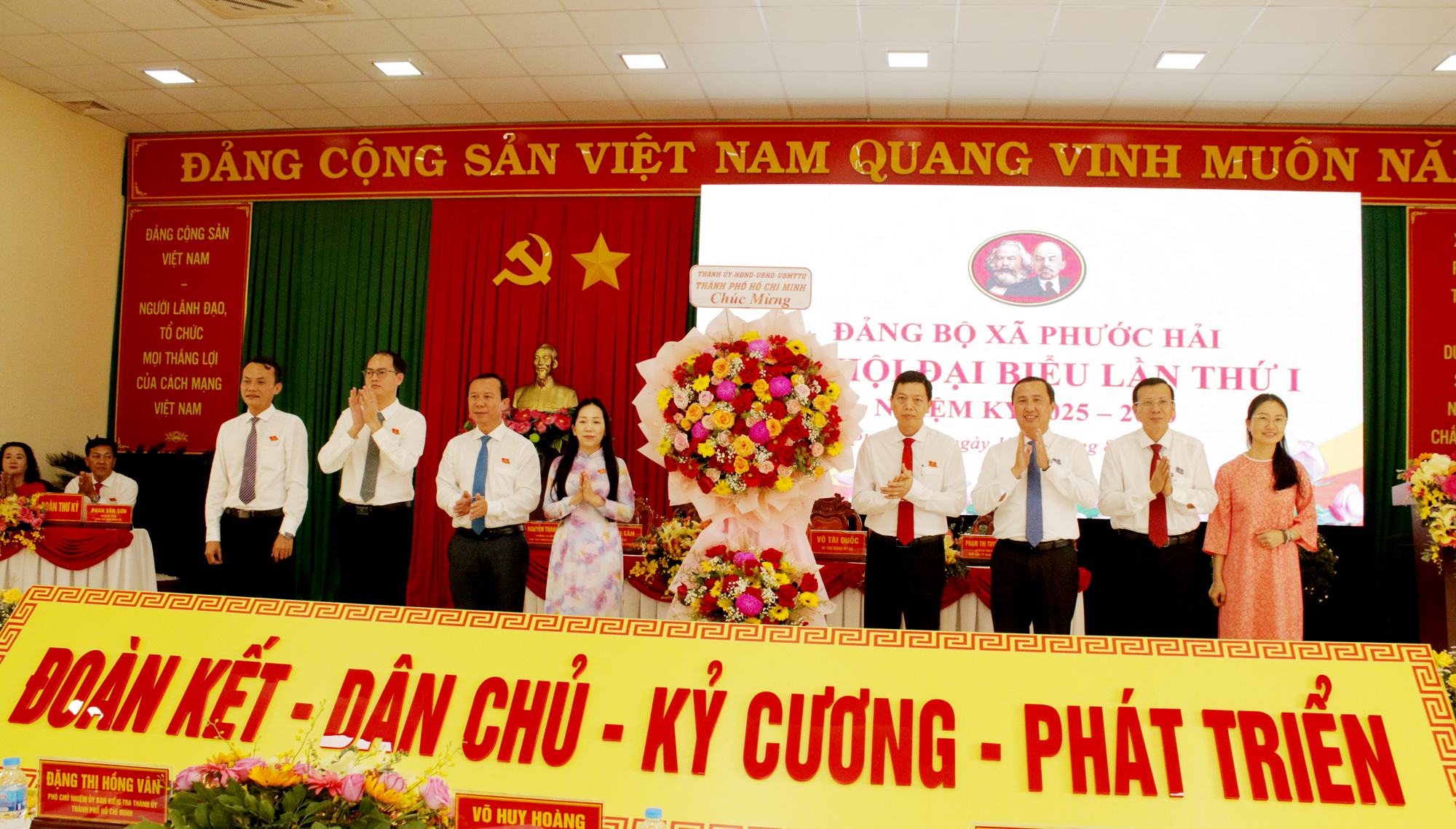 Ông Lê Hoàng Hải, Ủy viên Ban Thường vụ Thành ủy, Phó Trưởng Ban Tuyên giáo và Dân vận Thành ủy TPHCM; ông Võ Huy Hoàng, Phó Ban Nội Chính Thành ủy TPHCM tặng hoa của Thành ủy TPHCM chúc mừng Đại hội Đại biểu xã Phước Hải.