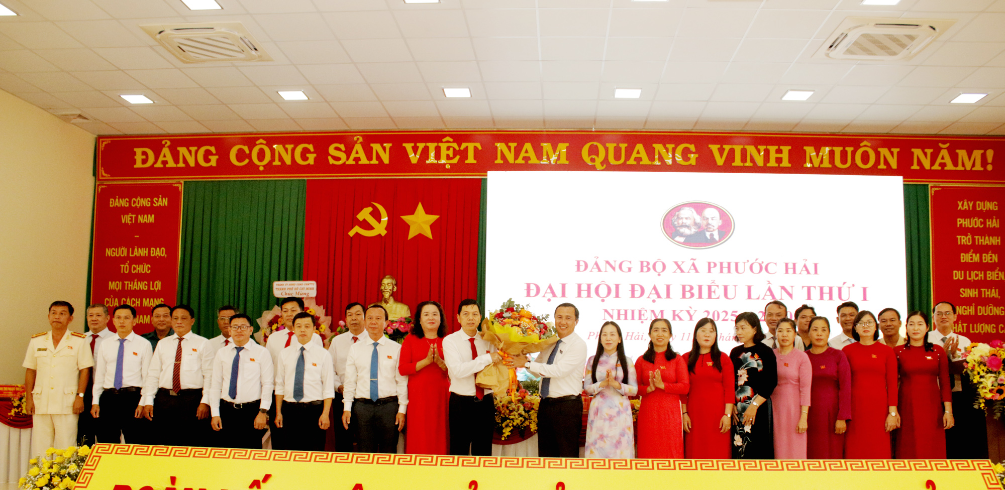 Ban Chấp hành Đảng bộ xã Phước Hải, TPHCM khóa I, nhiệm kỳ 2025-2030 ra mắt đại hội.