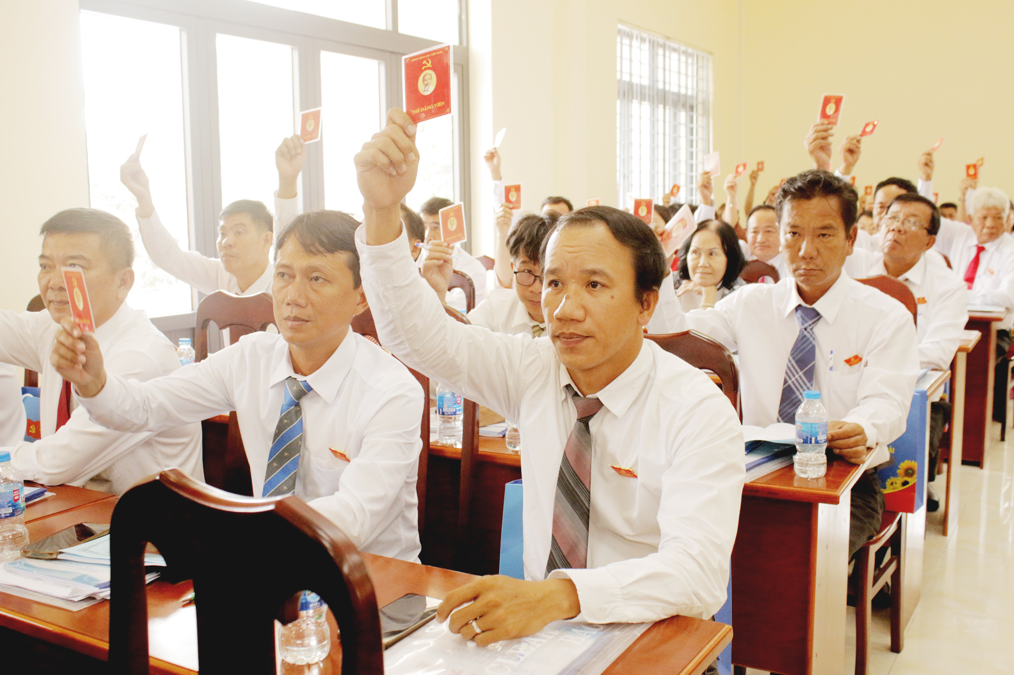 Các đại biểu biểu quyết thông qua Nghị Quyết Đại hội.