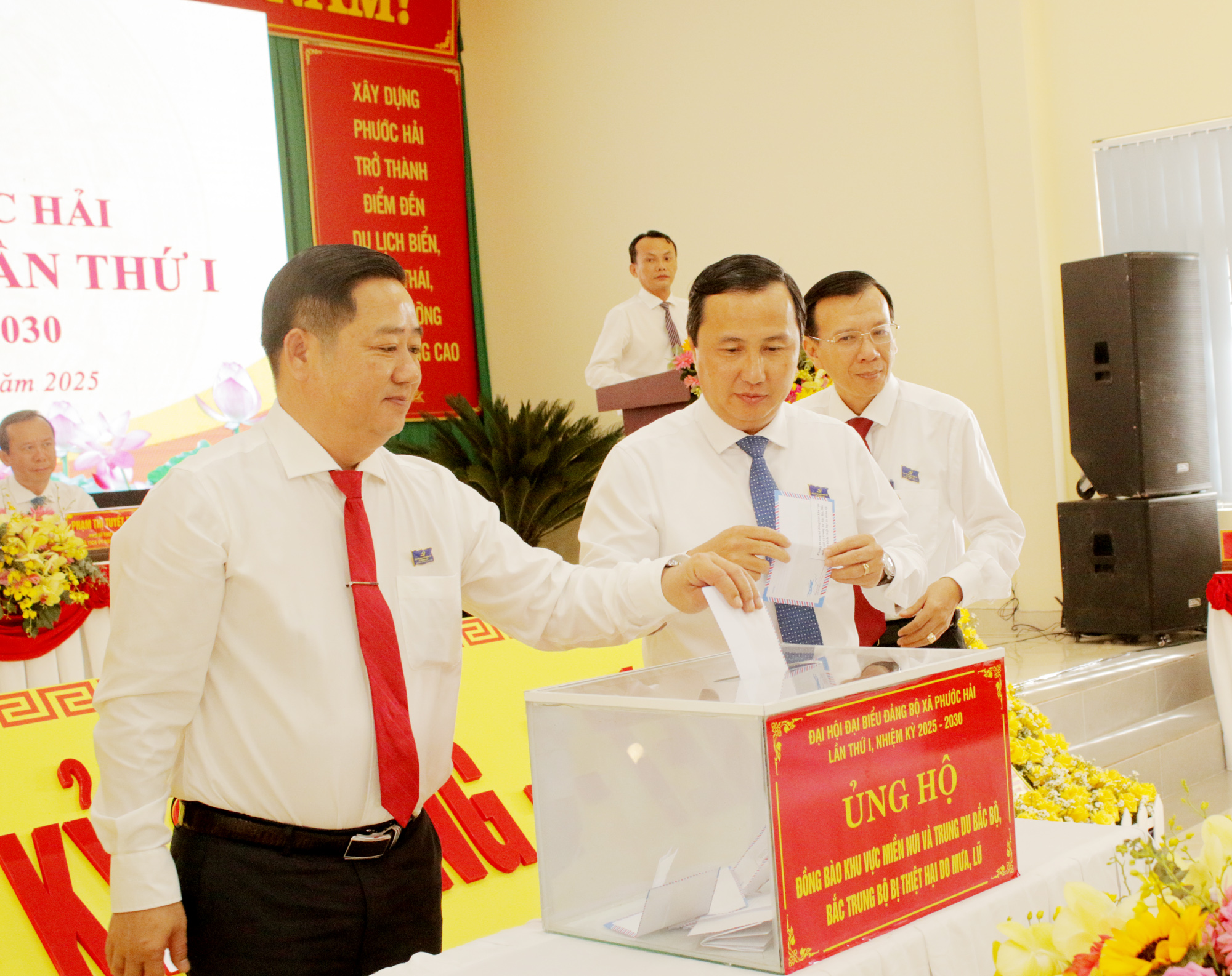 Các đại biểu ủng hộ hỗ trợ đồng bào thuộc khu vực miền núi và trung du Bắc Bộ, Bắc Trung Bộ khắc phục hậu quả do lũ quét, sạt lở đất, ngập lụt