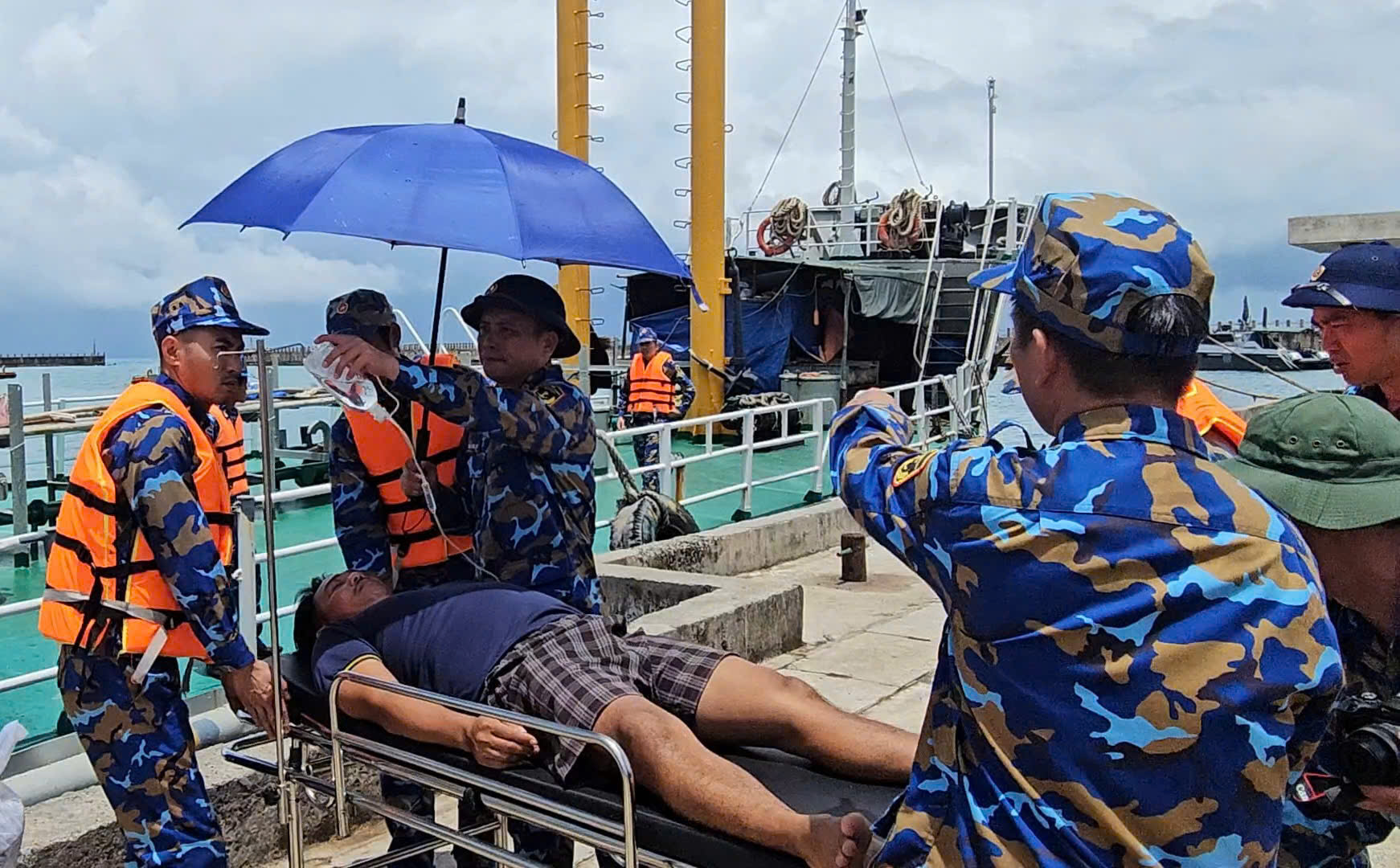 Cán bộ, nhân viên Tàu 937, Hải đội 921, Hải đoàn 129 Hải quân chăm sóc ngư dân gặp nạn.