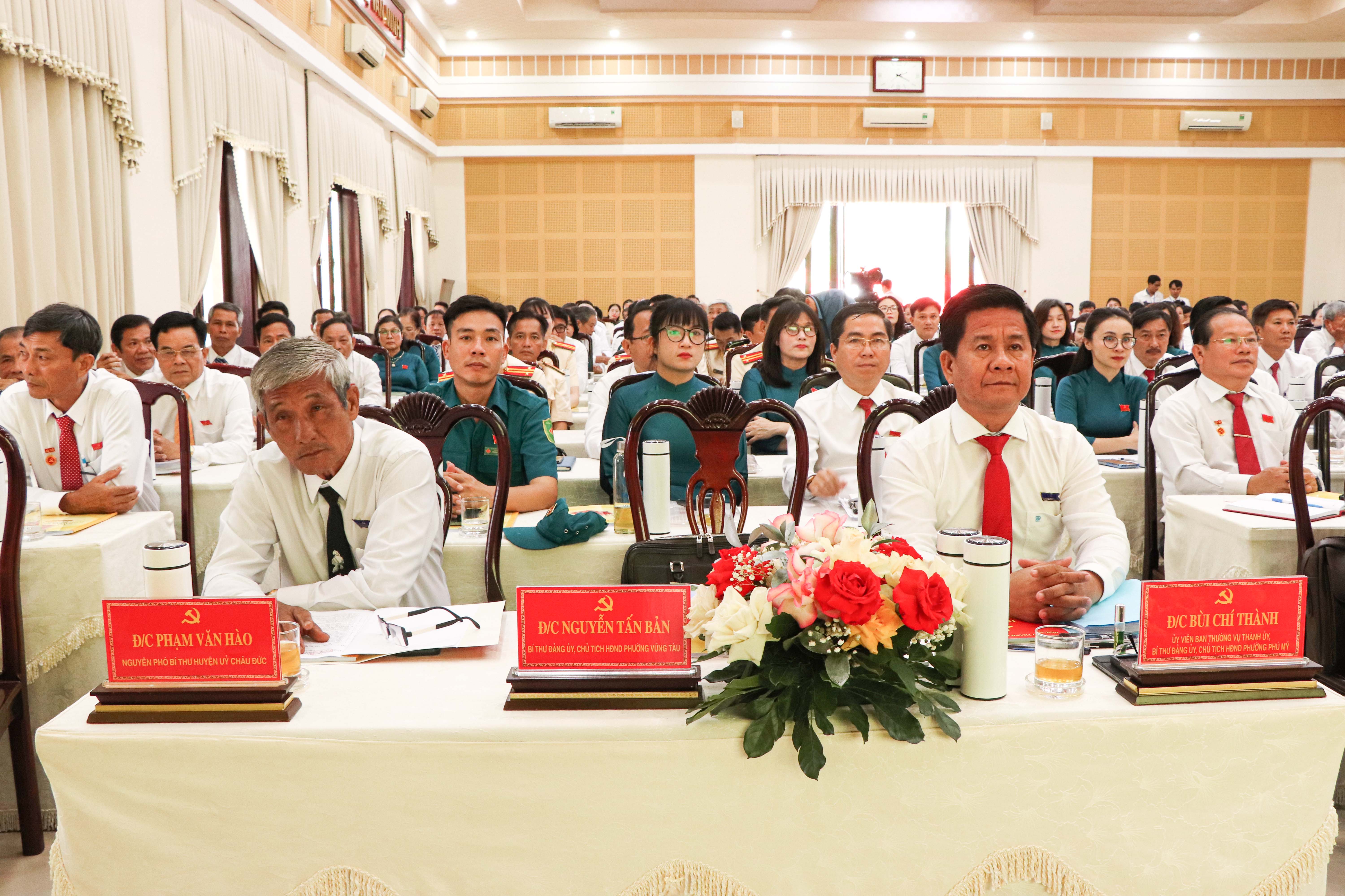 Đồng chí Bùi Chí Thành, Ủy viên Ban Thường vụ Thành ủy, Bí thư Đảng ủy, Chủ tịch HĐND phường Phú Mỹ và các đại biểu dự đại hội.
