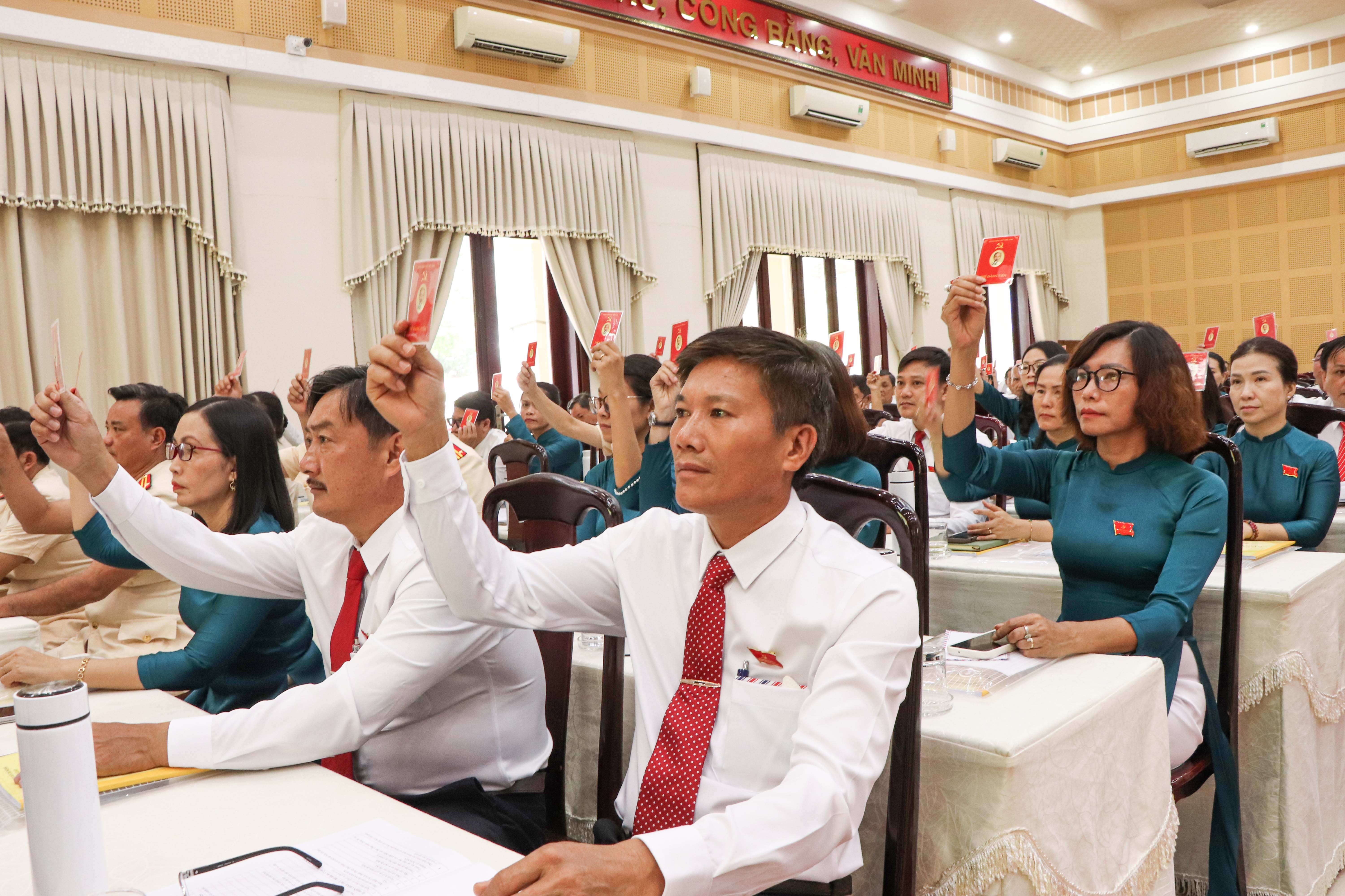 Đại biểu biểu quyết thông qua Nghị quyết Đại hội Đảng bộ xã Ngãi Giao lần thứ I, nhiệm kỳ 2025 - 2030. Ảnh ĐINH HÙNG