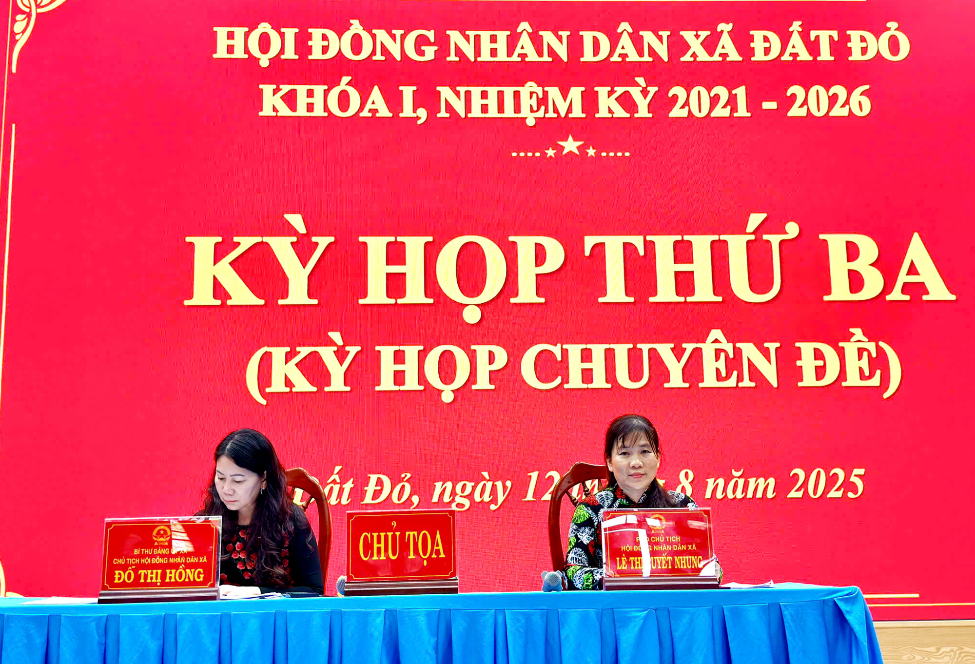 Bà Đỗ Thị Hồng, Bí thư Đảng ủy, Chủ tịch HĐND xã và bà Lê Thị Tuyết Nhung, Phó Chủ tịch HĐND xã điều hành kỳ họp.