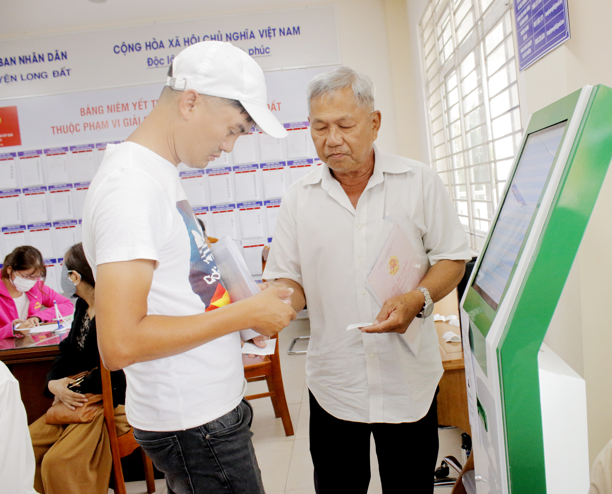 Công tác cải cách hành chính, chuyển đổi số, xây dựng chính quyền có chuyển biến tích cực. Trong ảnh: Người dân đến làm thủ tục tại Trung tâm dịch vụ hành chính công xã Đất Đỏ.
