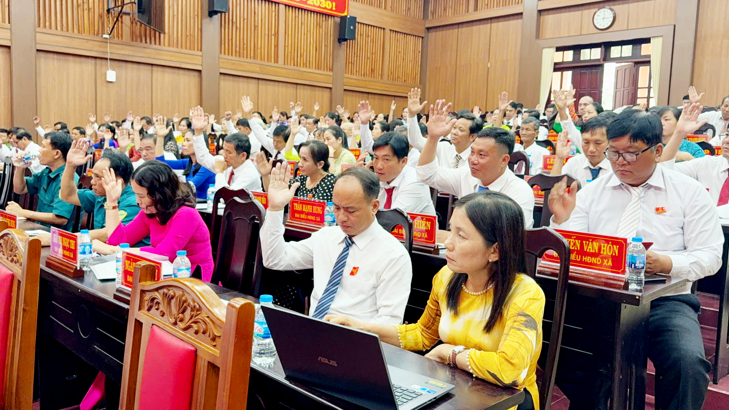 Các đại biểu biểu quyết thông qua các Nghị quyết.
