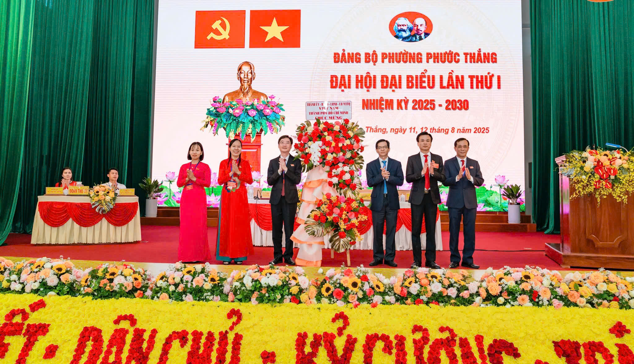 Ông Dương Trọng Hiếu, Phó Ban Tổ chức Thành ủy tặng hoa đại hội.