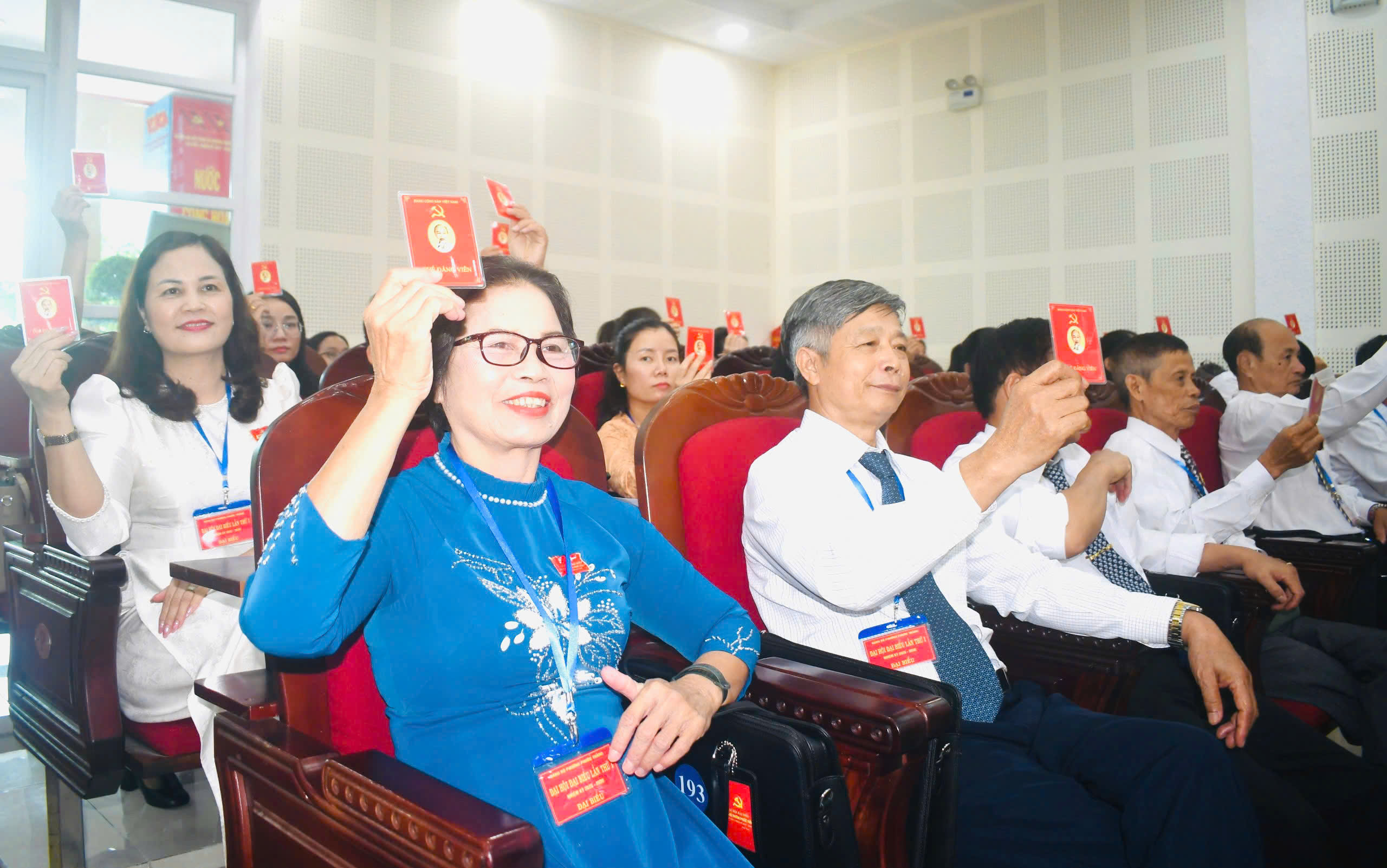 Các đại biểu biểu quyết thông qua Nghị quyết đại hội.