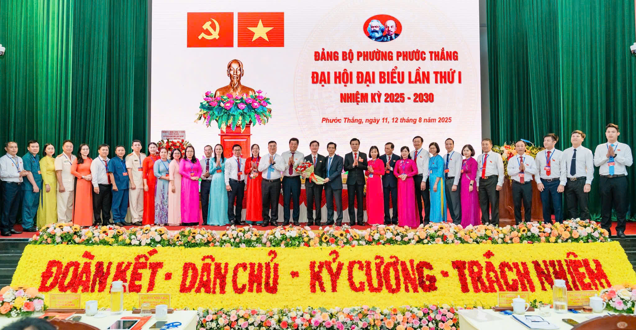 Ban Chấp hành Đảng bộ phường Phước Thắng nhiệm kỳ 2025-2030. ra mắt đại hội.