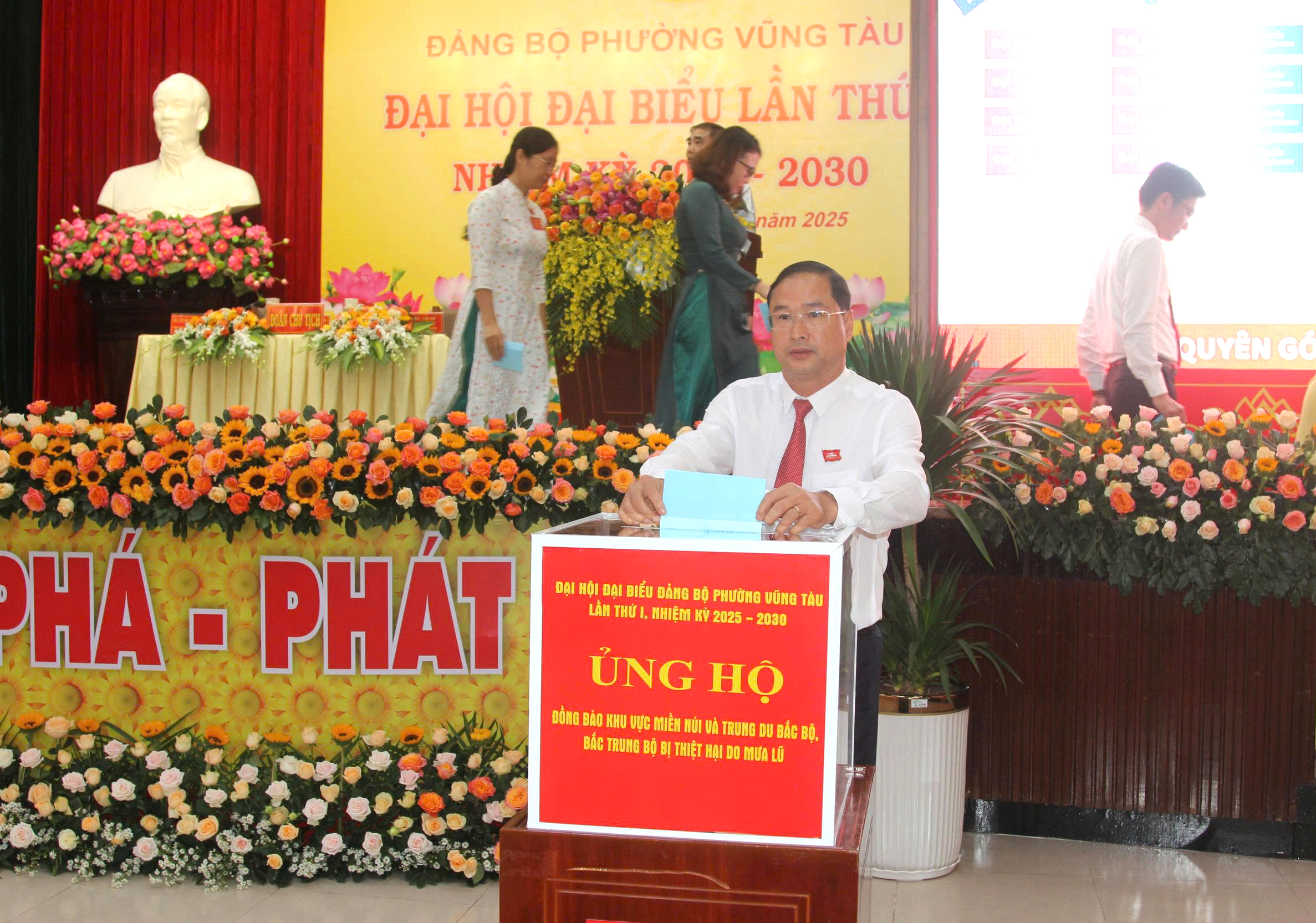 Ông Nguyễn Tấn Bản, Bí thư Đảng ủy, Chủ tịch HĐND phường Vũng Tàu ủng hộ đồng bào bị ảnh hưởng bởi thiên tai trong khuôn khổ phiên Đại hội trù bị.