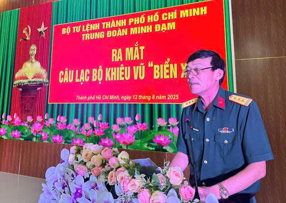 Thượng tá Đoàn Xuân Sơn, Chính ủy Trung đoàn Minh Đạm phát biểu tại buổi lễ.