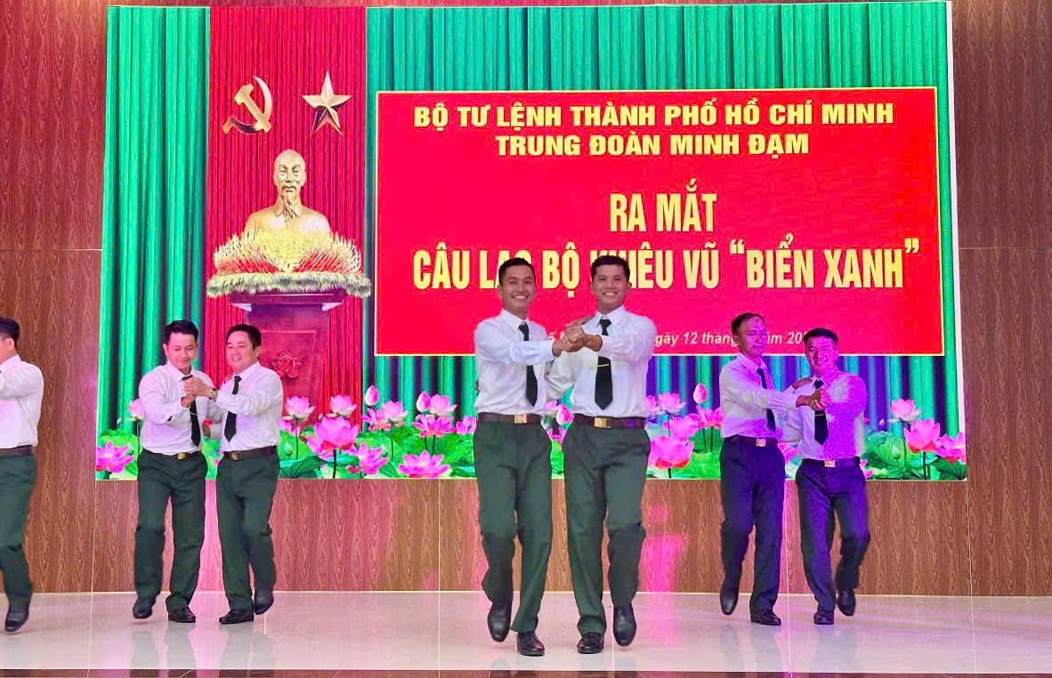 Cán bộ, chiến sĩ và các thành viên CLB biểu diễn tại buổi lễ ra mắt.