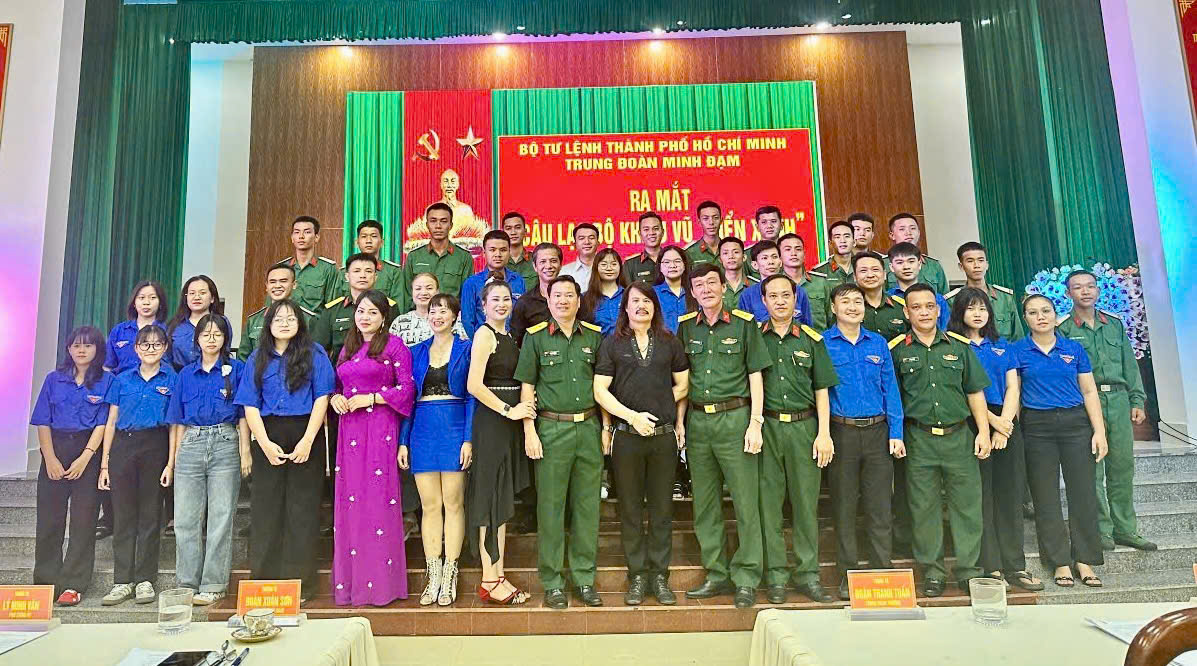 Các đại biểu chụp ảnh lưu niệm tại buổi lễ.