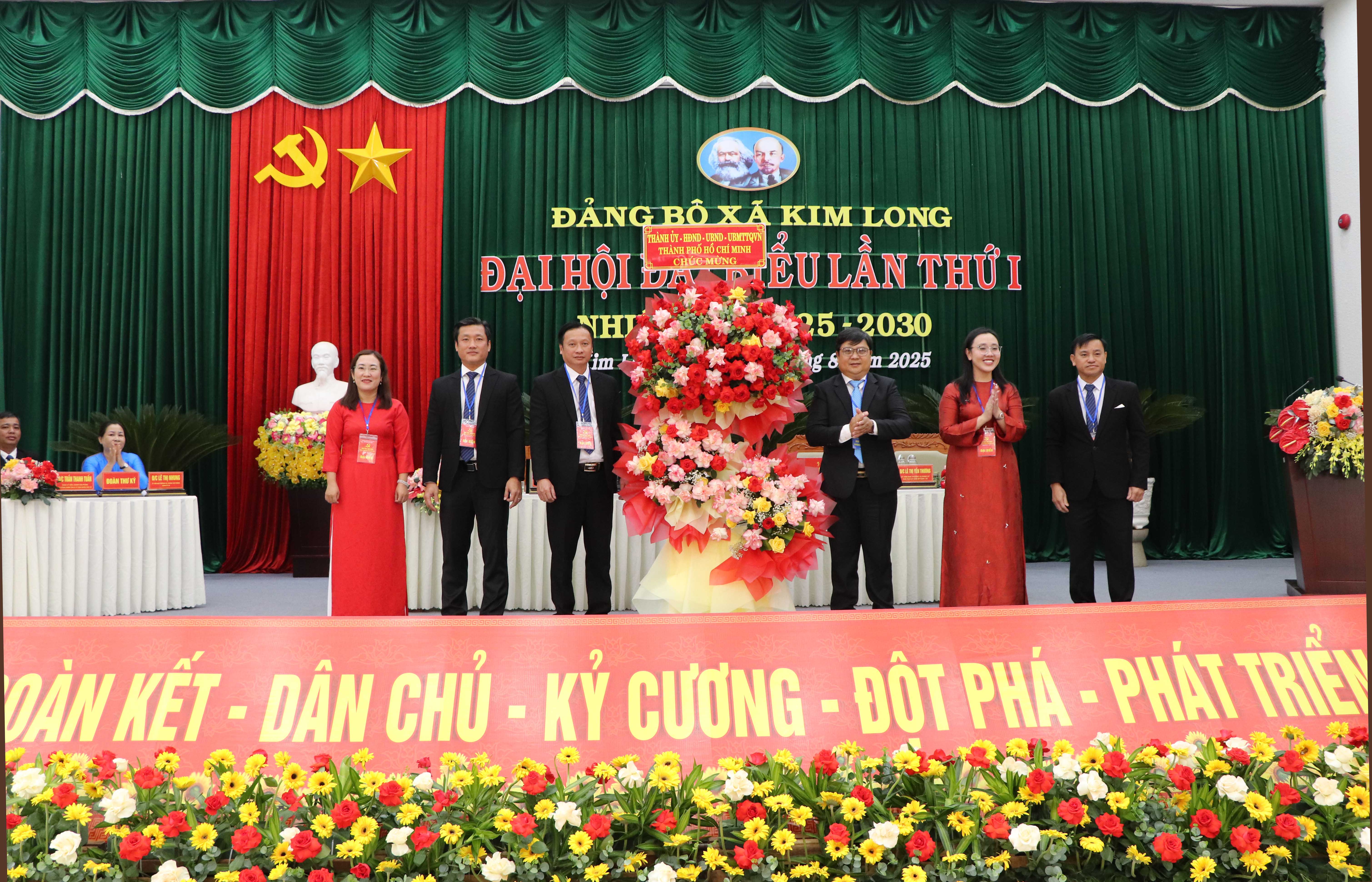Đồng chí Nguyễn Chí Trung (thứ ba từ phải vào), Phó Chủ nhiệm Thường trực UBKT Thành ủy tặng hoa của Thành ủy TPHCM chúc mừng Đại hội xã Kim Long. Ảnh ĐINH HÙNG