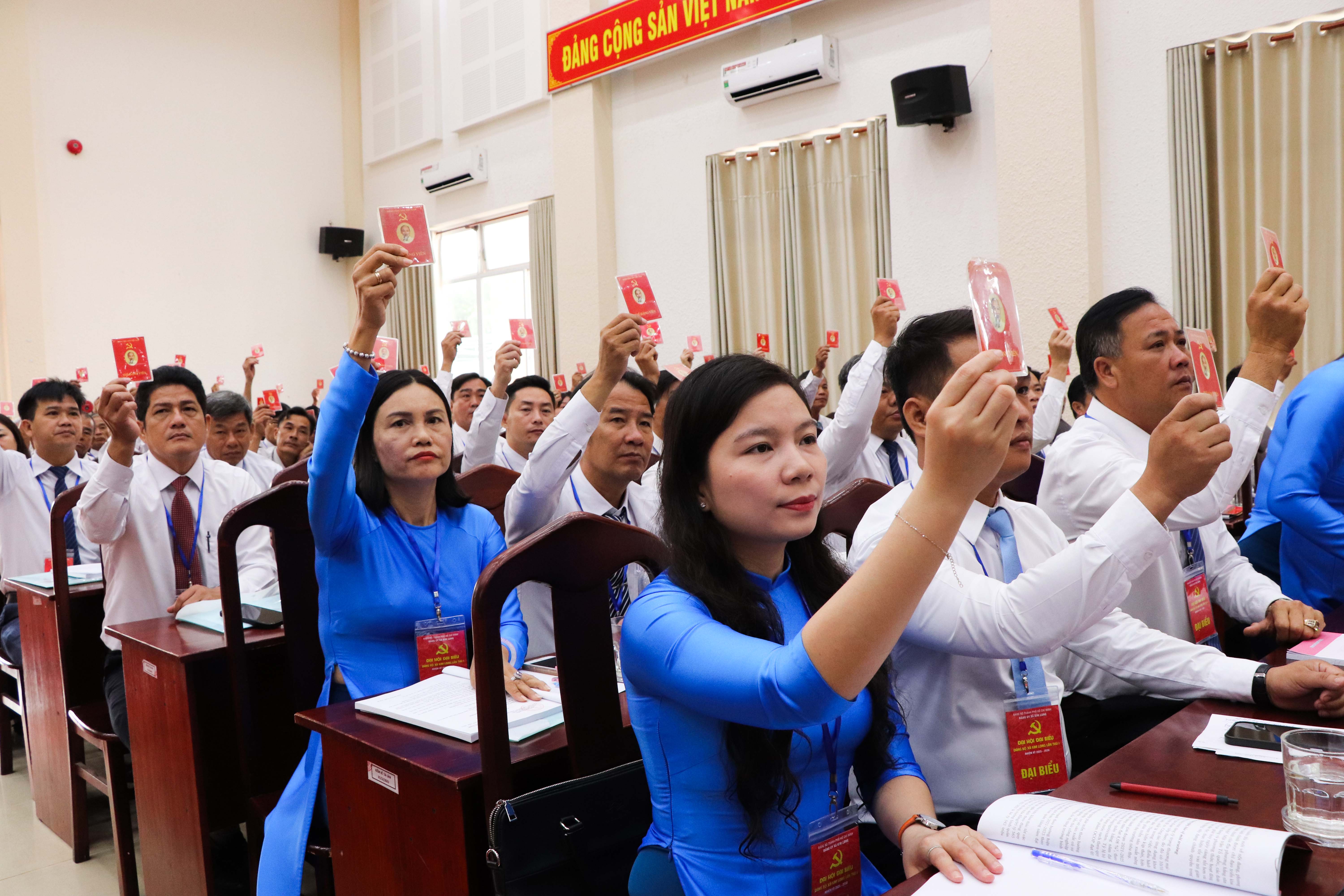 Đại biểu biểu quyết thông qua Nghị quyết Đại hội Đảng bộ xã Kim Long lần thứ I, nhiệm kỳ 2025 - 2030. Ảnh ĐINH HÙNG