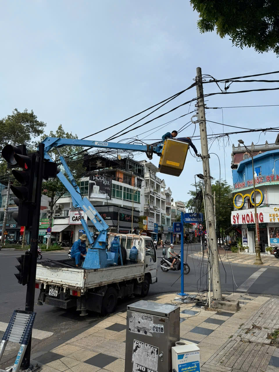 Phường Vũng Tàu thực hiện bó gọn dây điện, dây cáp quang, dây viễn thông trên tuyến đường Trần Hưng Đạo. Ảnh: Q.V