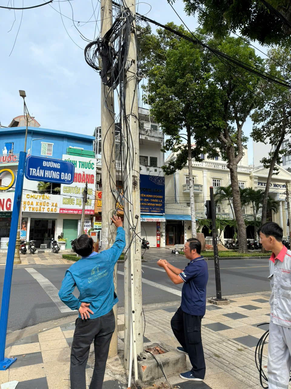 Dây điện, dây viễn thông bị trùng võng được lực lượng chức năng bó gọn lại, làm đẹp mỹ quan đô thị. 