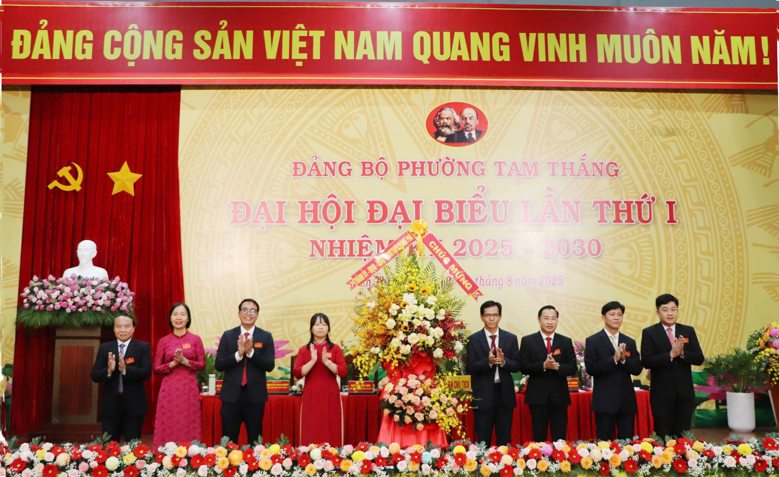 Đồng chí Dương Trọng Hiếu, Ủy viên Ban Thường vụ Thành ủy, Phó Trưởng ban Thường trực Ban Tổ chức Thành ủy, Tổ trưởng Tổ công tác số 12 của Thành ủy TPHCM tặng hoa chúc mừng đại hội.