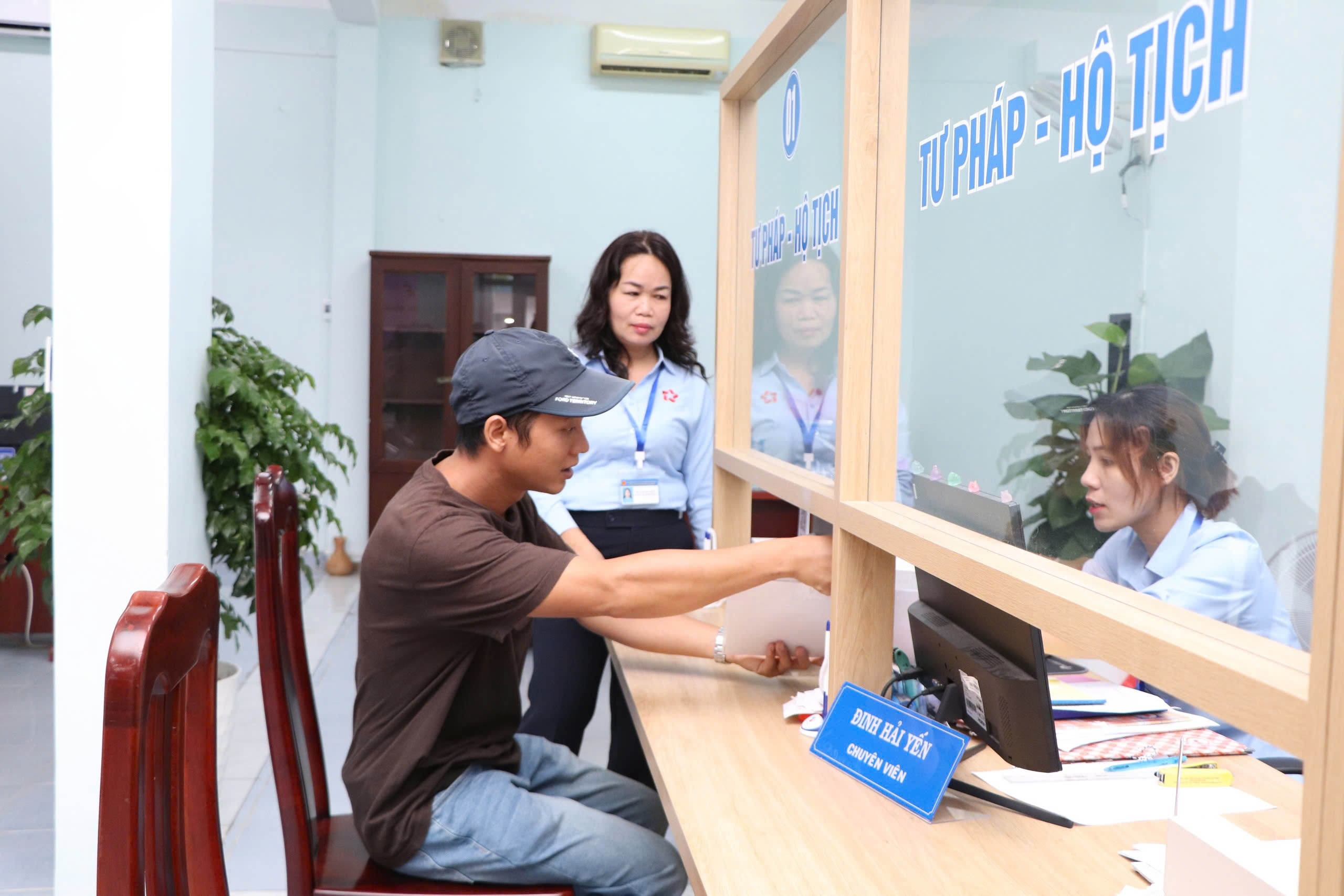 Nhiệm kỳ 2025-2030, phường Tam Thắng sẽ đẩy mạnh công tác cải cách hành chính. Trong ảnh: Người dân đến giải quyết thủ tục hành chính tại Trung tâm phục vụ hành chính công phường Tam Thắng.