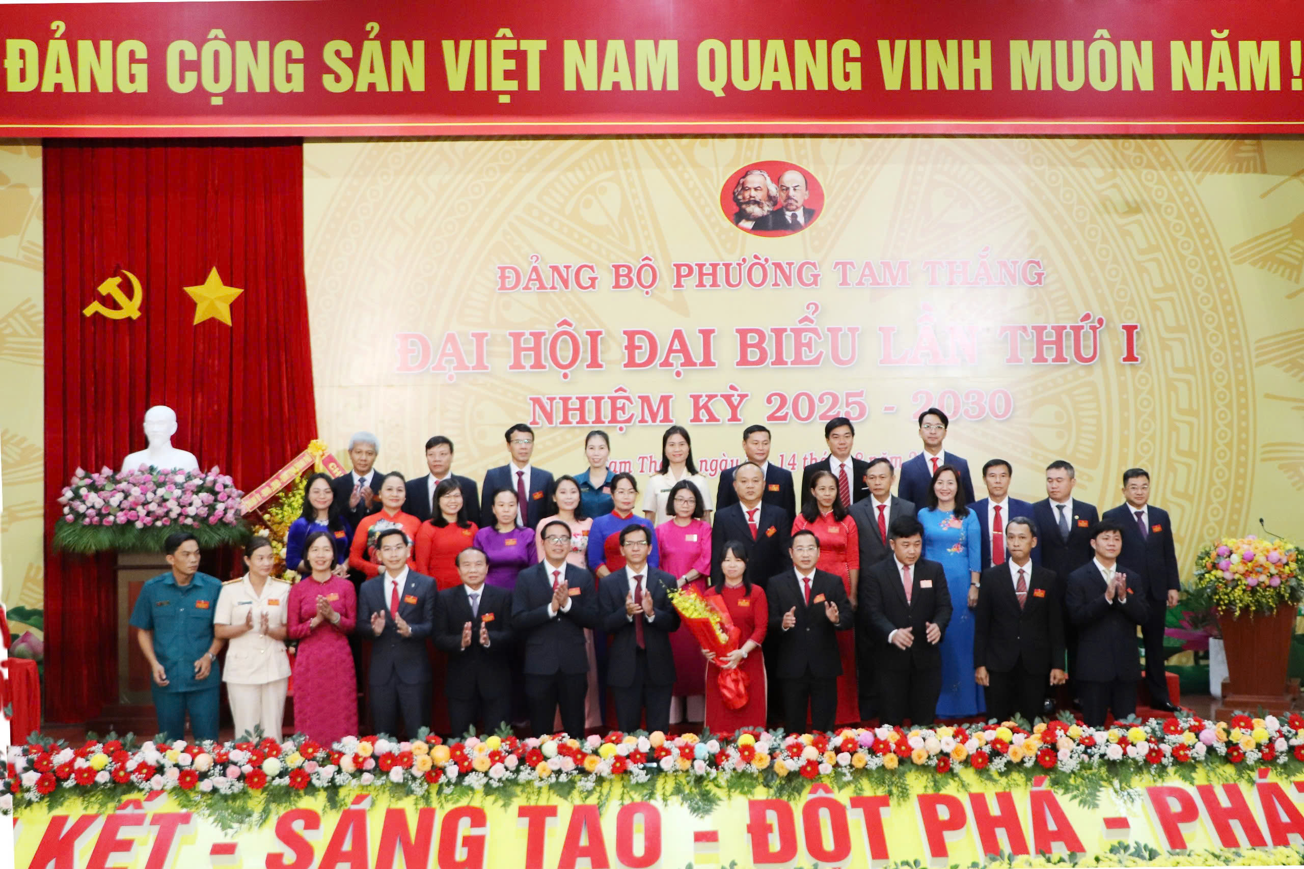 Ban chấp hành Đảng bộ phường Tam Thắng nhiệm kỳ 2025-2030 ra mắt đại hội.