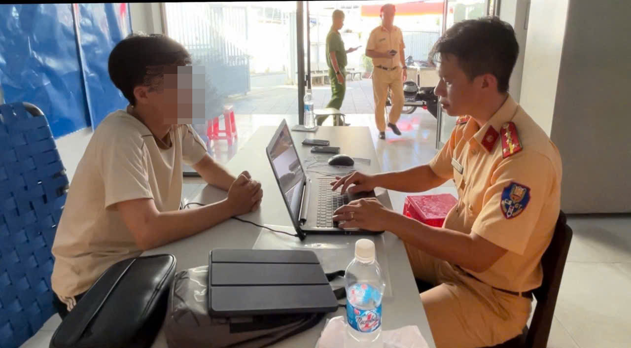 Cơ quan công an làm việc với A. 